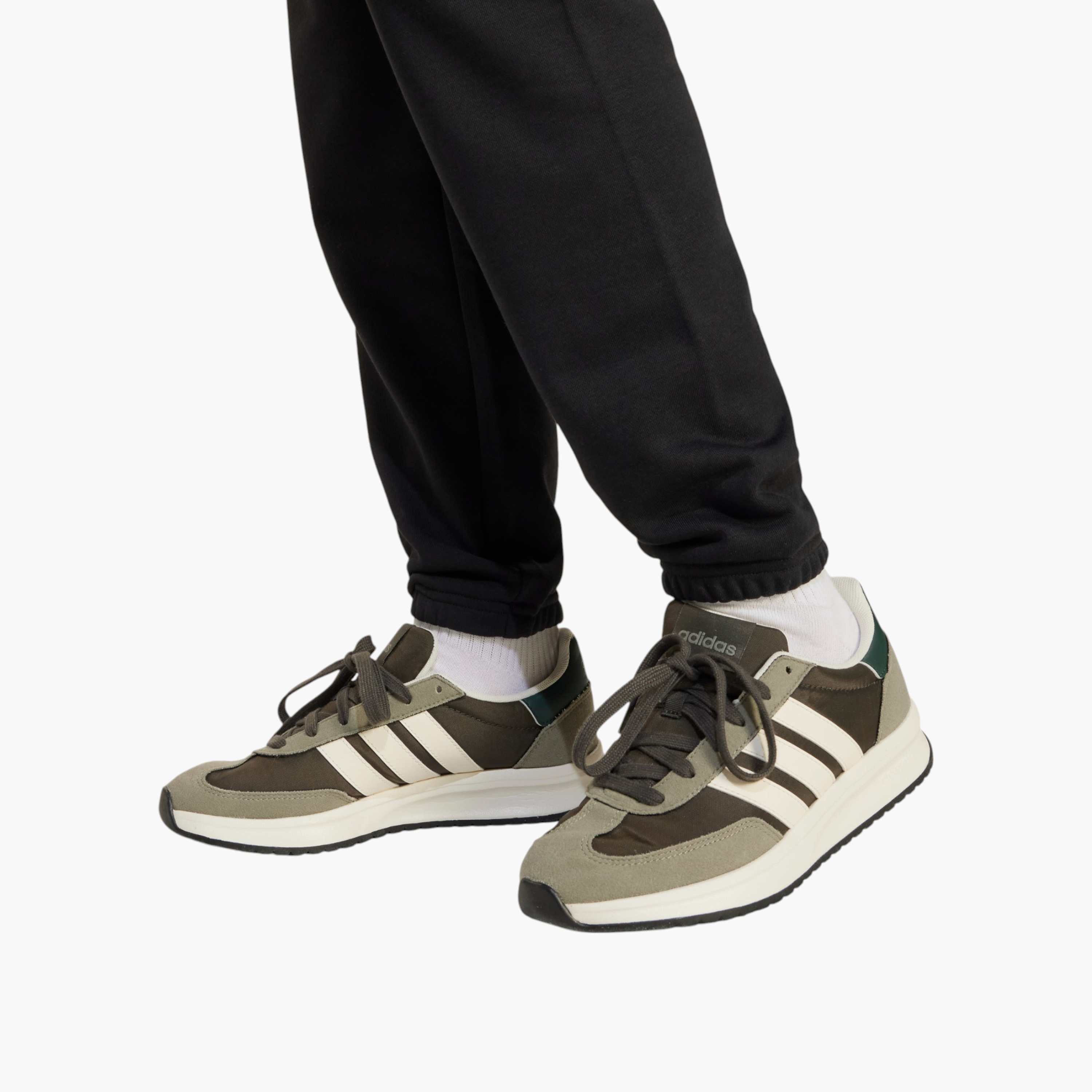 بنطلون رياضي بطبعات شعار وخصر مطاطي وجيوب من أديداس-boys-clothing-sportswear-bottoms-image-6