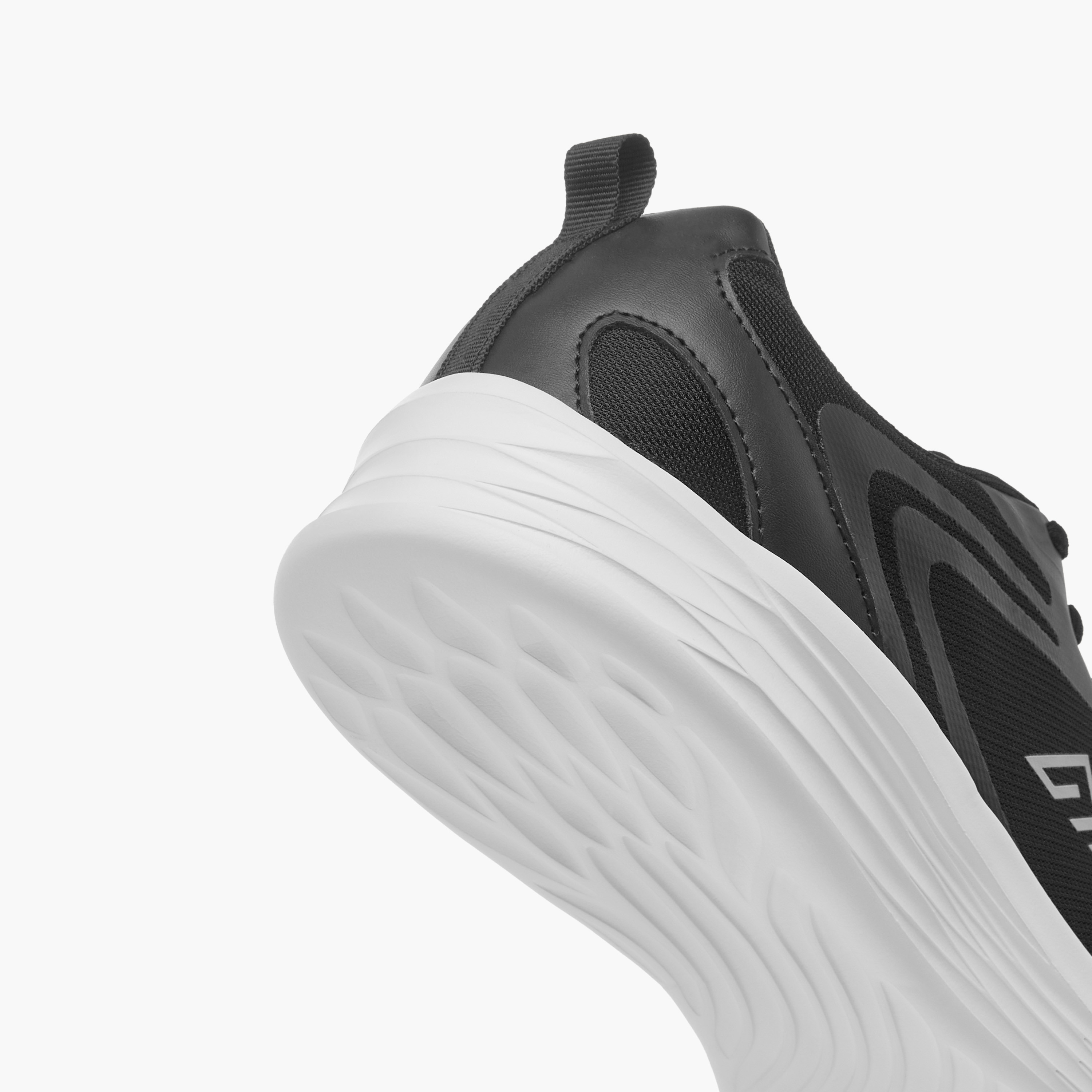 حذاء رياضي برباط وتفاصيل الشعار من أوكلان من شو إكسبرس-sports-men-shoes-image-5