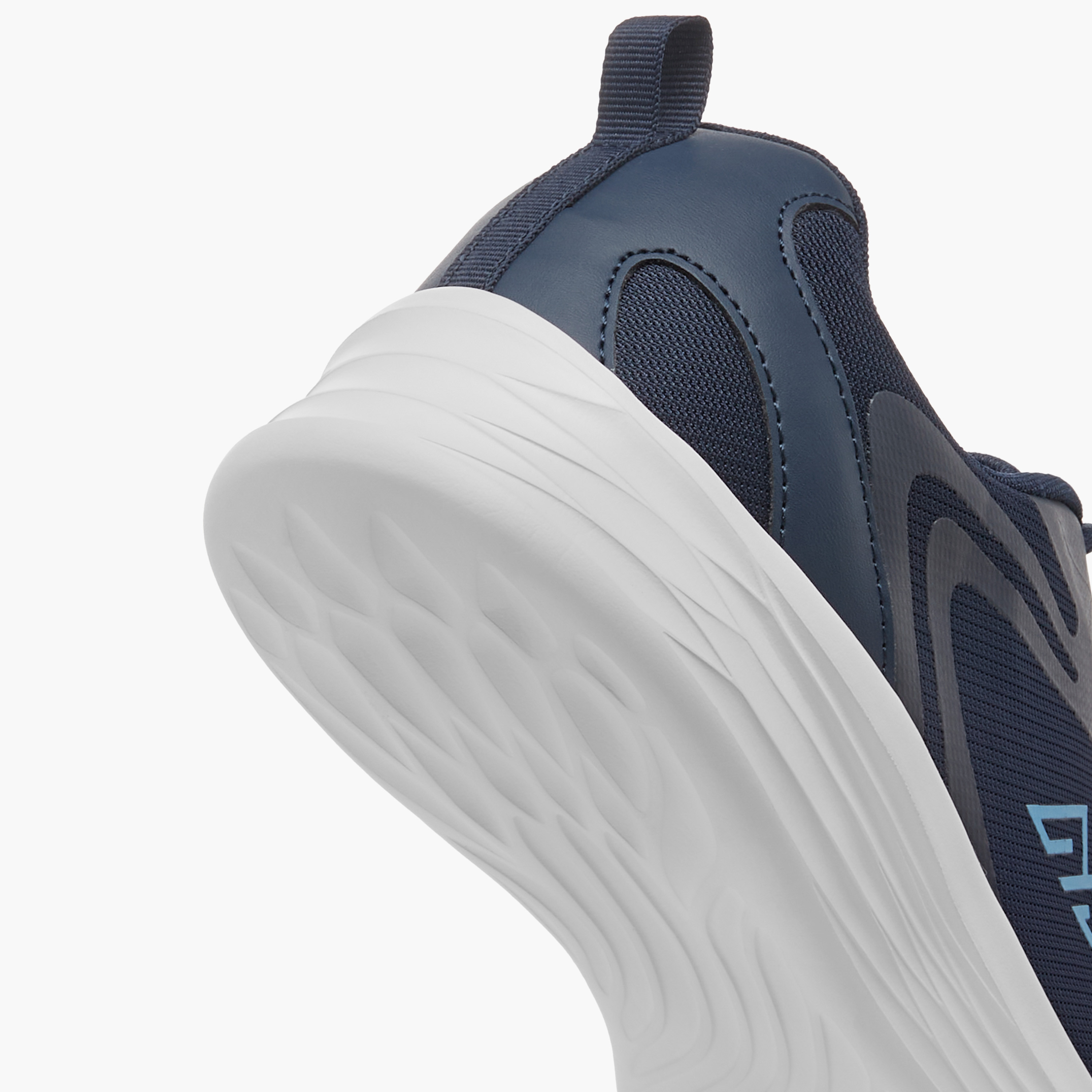 حذاء رياضي برباط وتفاصيل الشعار من أوكلان من شو إكسبرس-sports-men-shoes-image-5