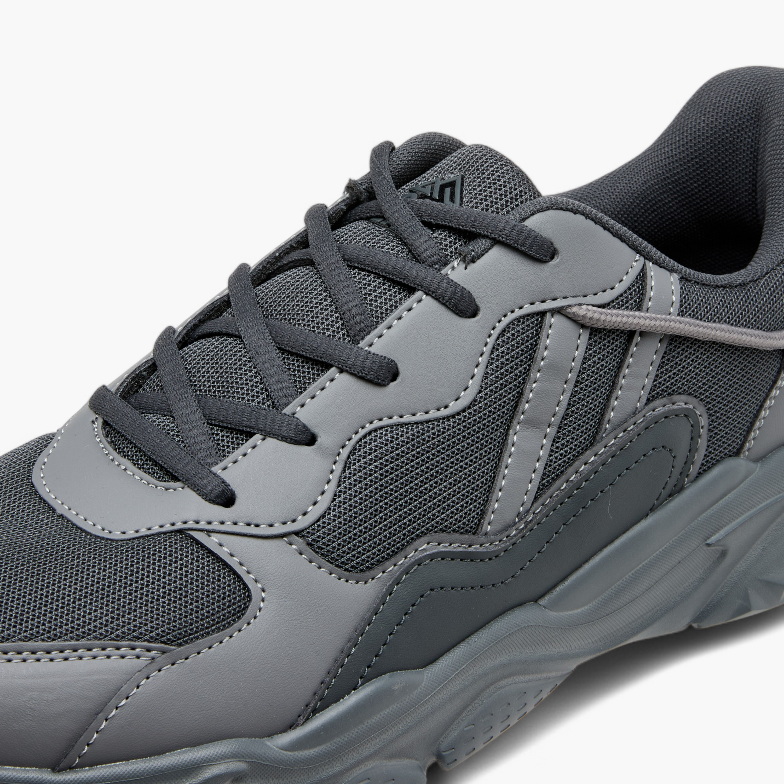 حذاء رياضي بألواح ورباط إغلاق وألسنة سحب من أوكلان من شو إكسبريس-sports-men-shoes-image-4