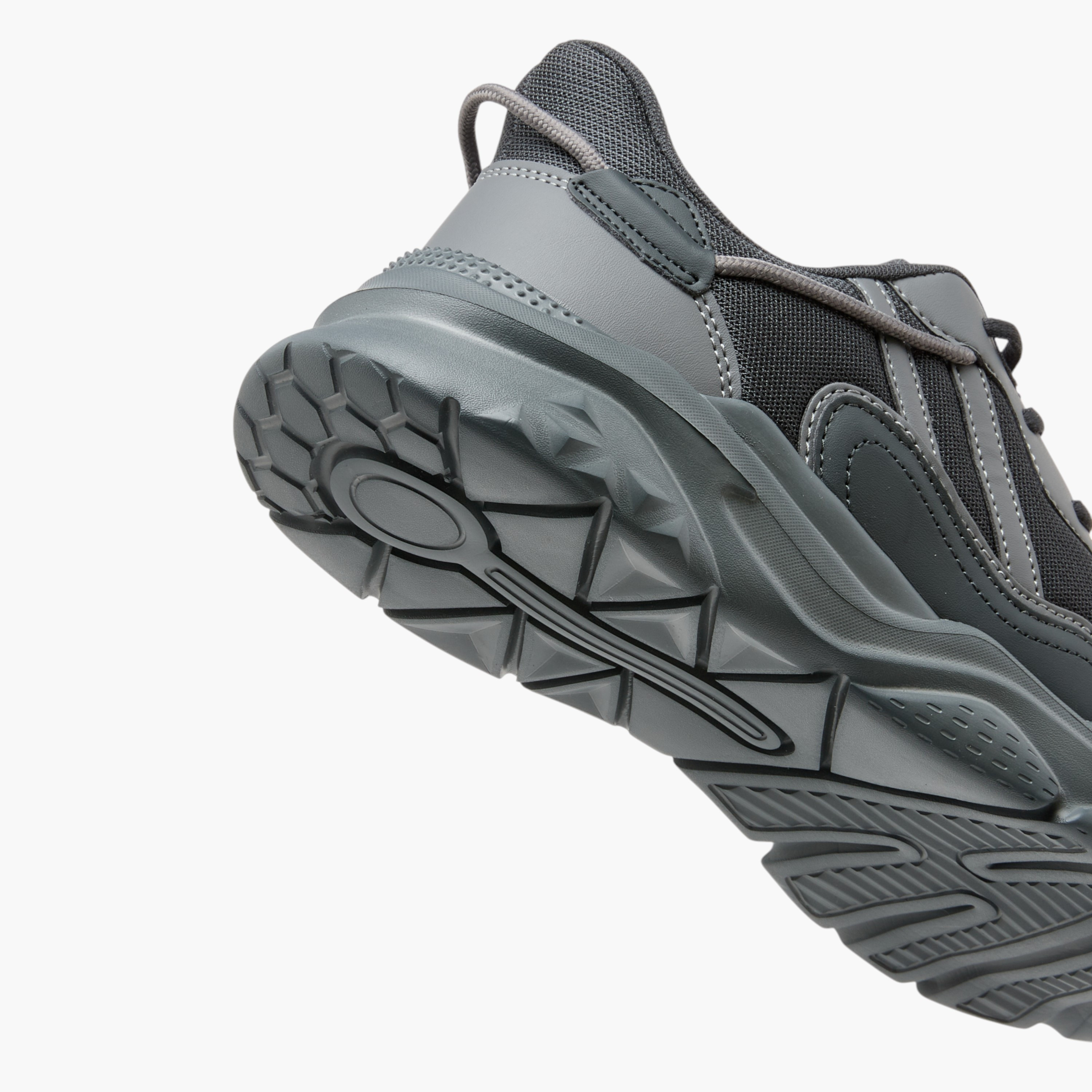 حذاء رياضي بألواح ورباط إغلاق وألسنة سحب من أوكلان من شو إكسبريس-sports-men-shoes-image-5