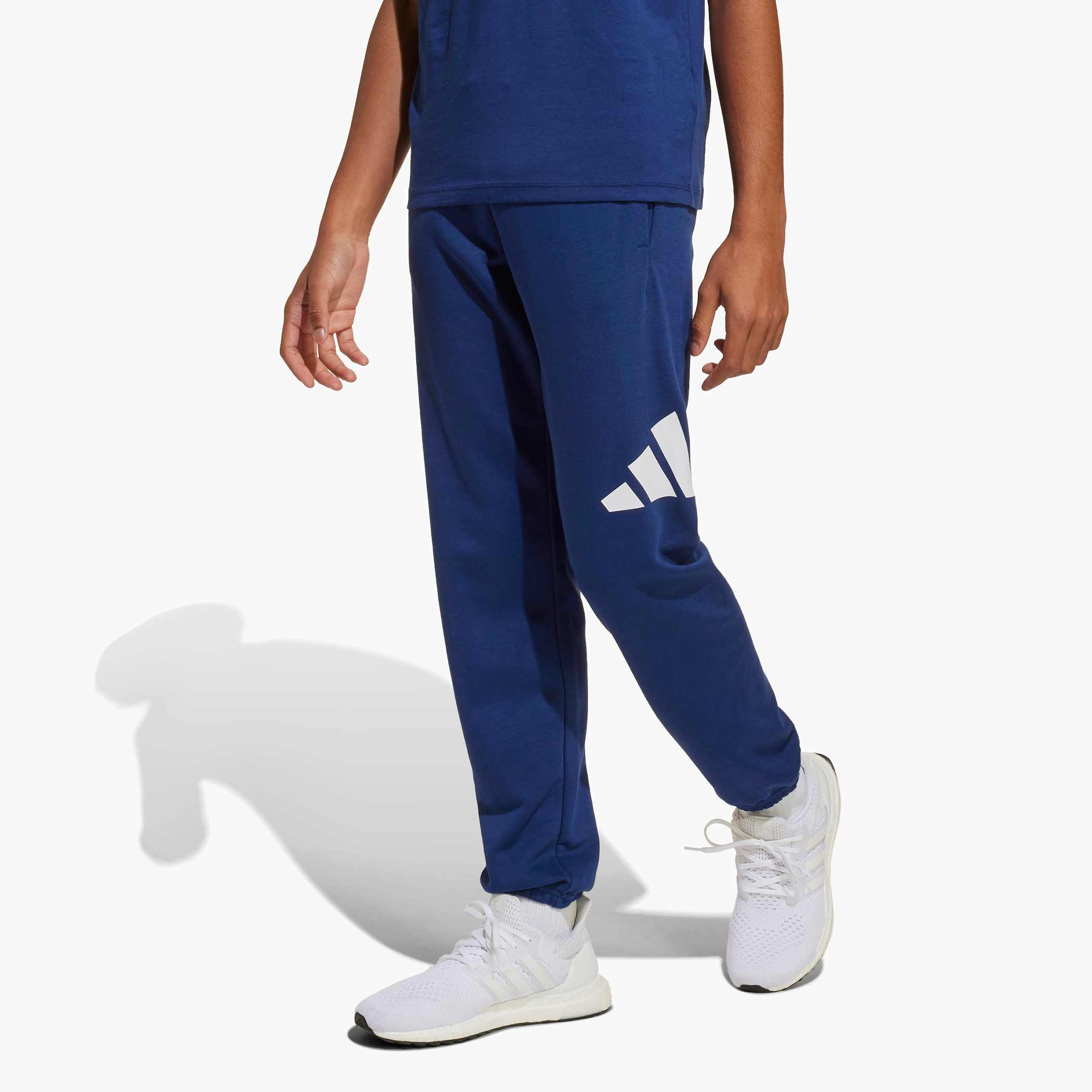 بنطلون رياضي بخصر مطاطي ورباط وطبعات شعار من أديداس-boys-clothing-bottoms-joggersandtrackpants-image-2