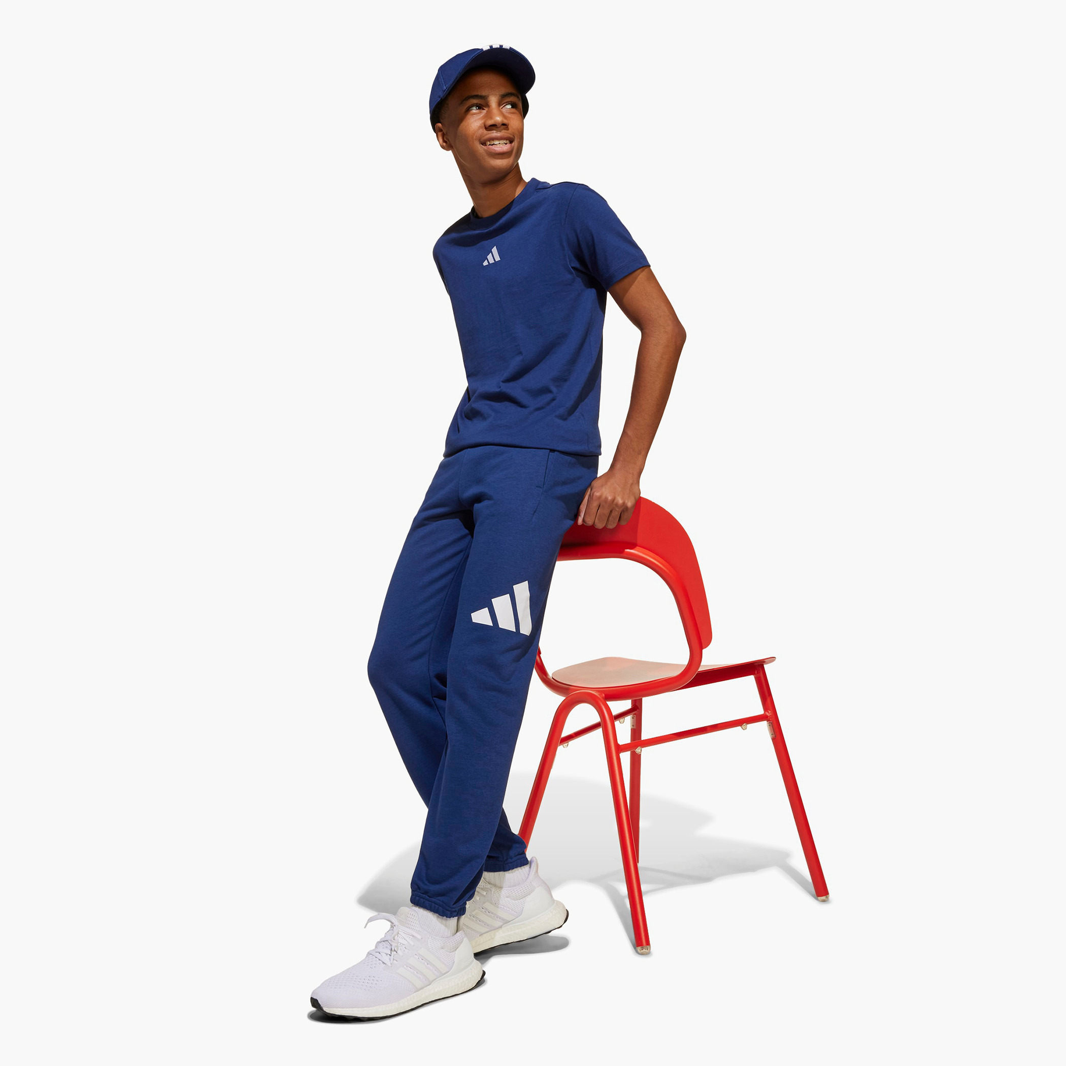 بنطلون رياضي بخصر مطاطي ورباط وطبعات شعار من أديداس-boys-clothing-bottoms-joggersandtrackpants-image-4
