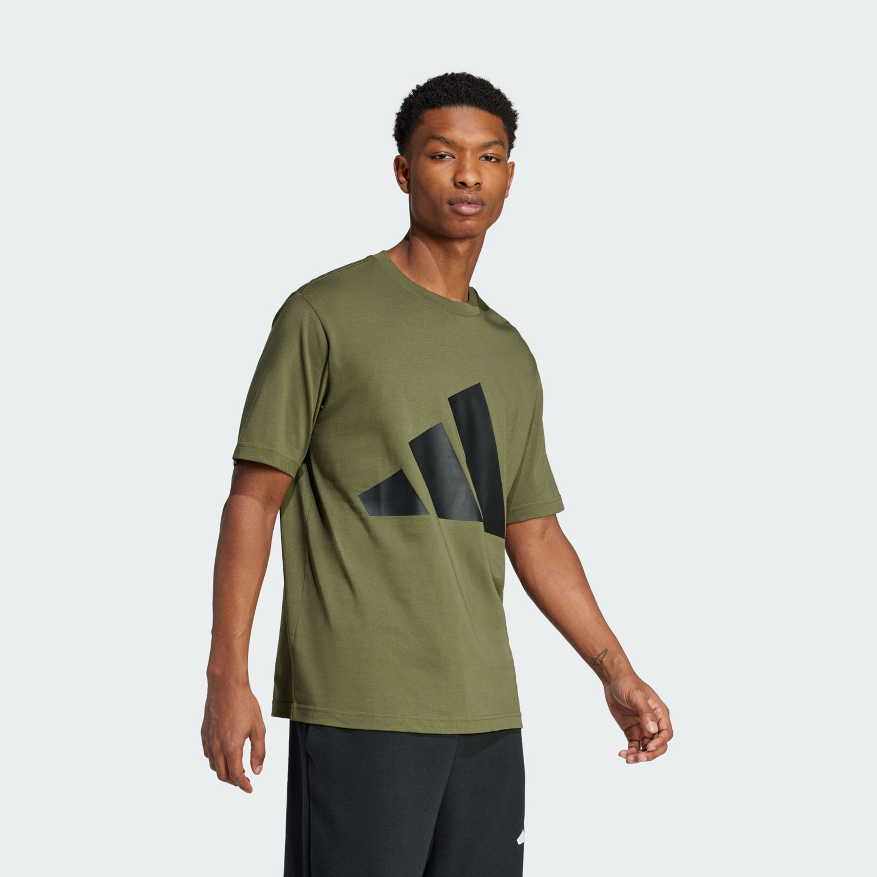 أديداس - تيشيرت إسينشالز بشعار كبير للرجال | OE-men-clothing-sportswearandactivewear-tshirtsandpolos-image-2