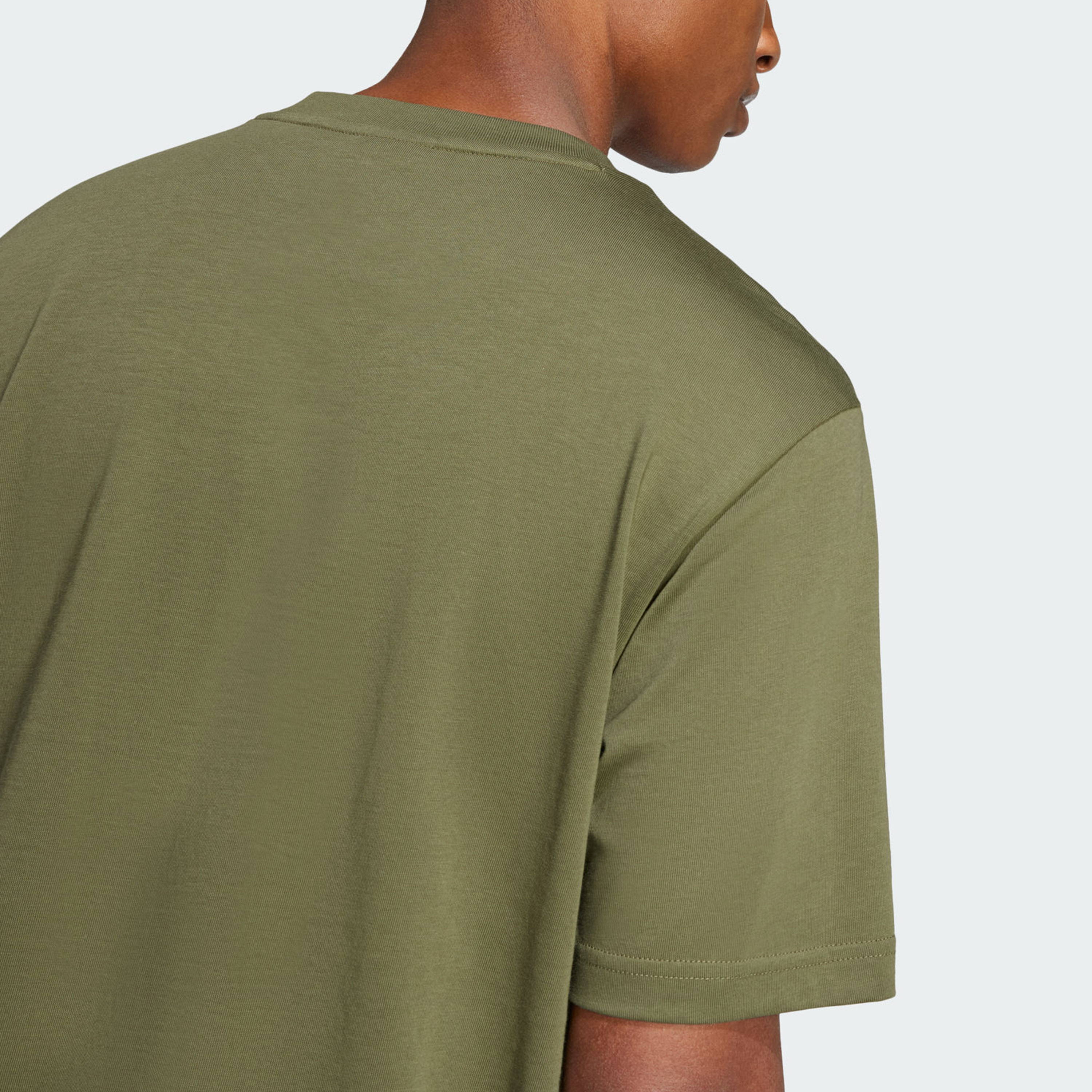 أديداس - تيشيرت إسينشالز بشعار كبير للرجال | OE-men-clothing-sportswearandactivewear-tshirtsandpolos-image-4