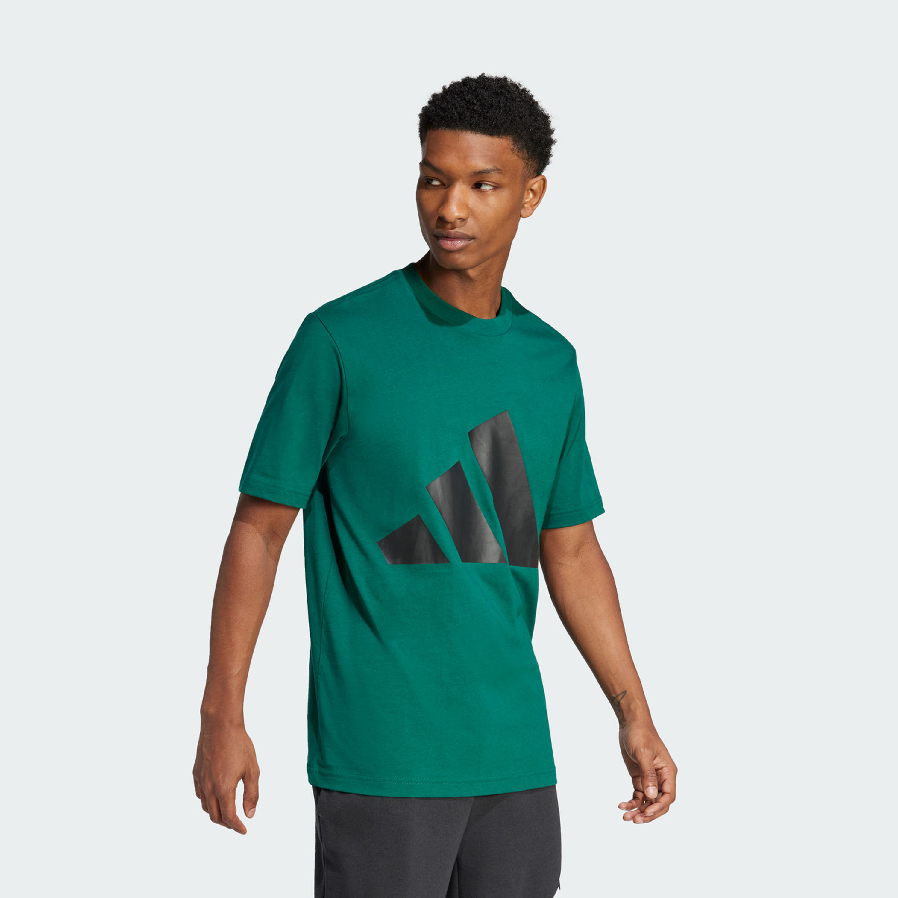 أديداس - تيشيرت إسينشالز بشعار كبير للرجال | OE-men-clothing-sportswearandactivewear-tshirtsandpolos-image-8