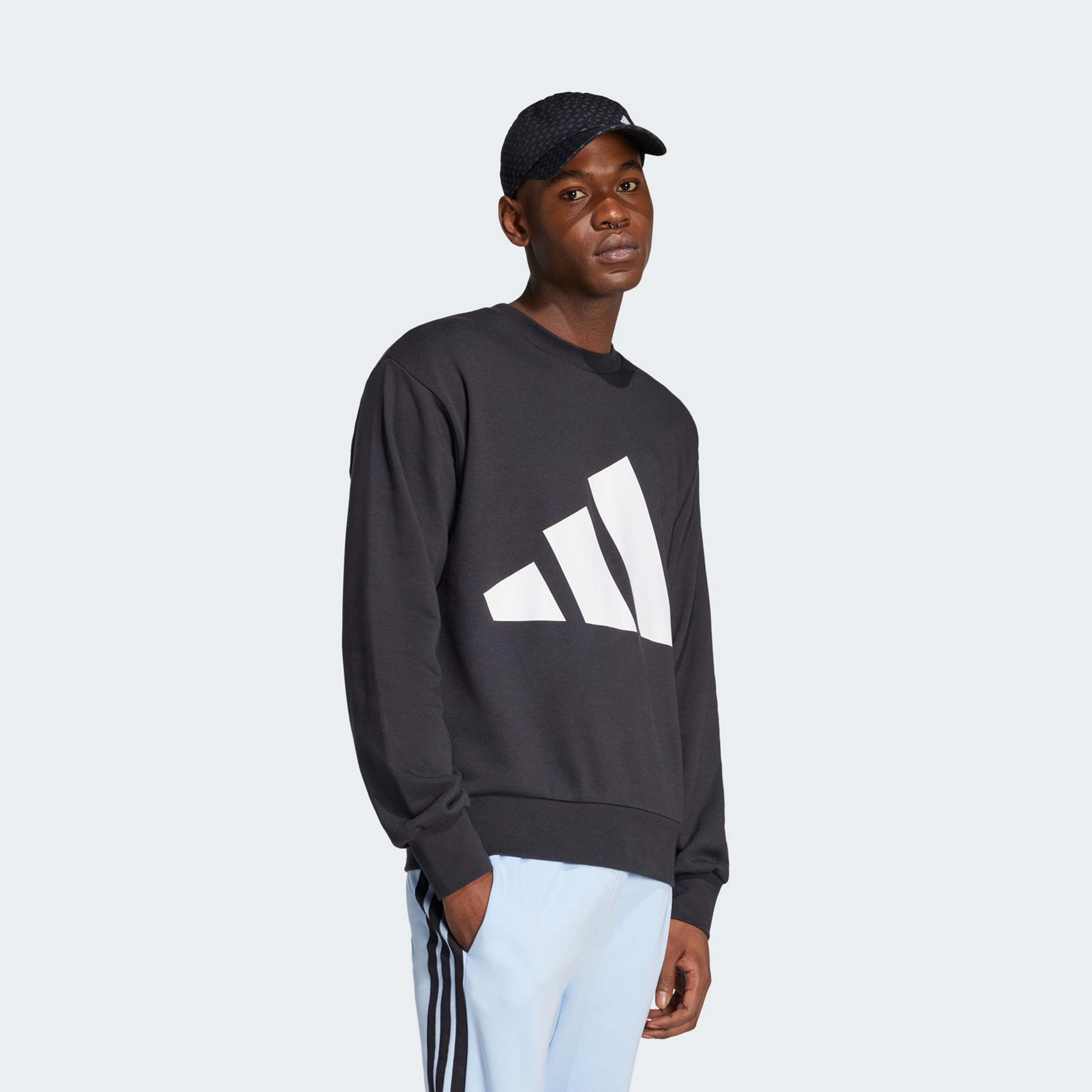 أديداس - سويت شيرت رجالي إسينشالز بشعار كبير من قماش تيري الفرنسي | OE-men-winterwear-hoodiesandsweatshirts-image-2