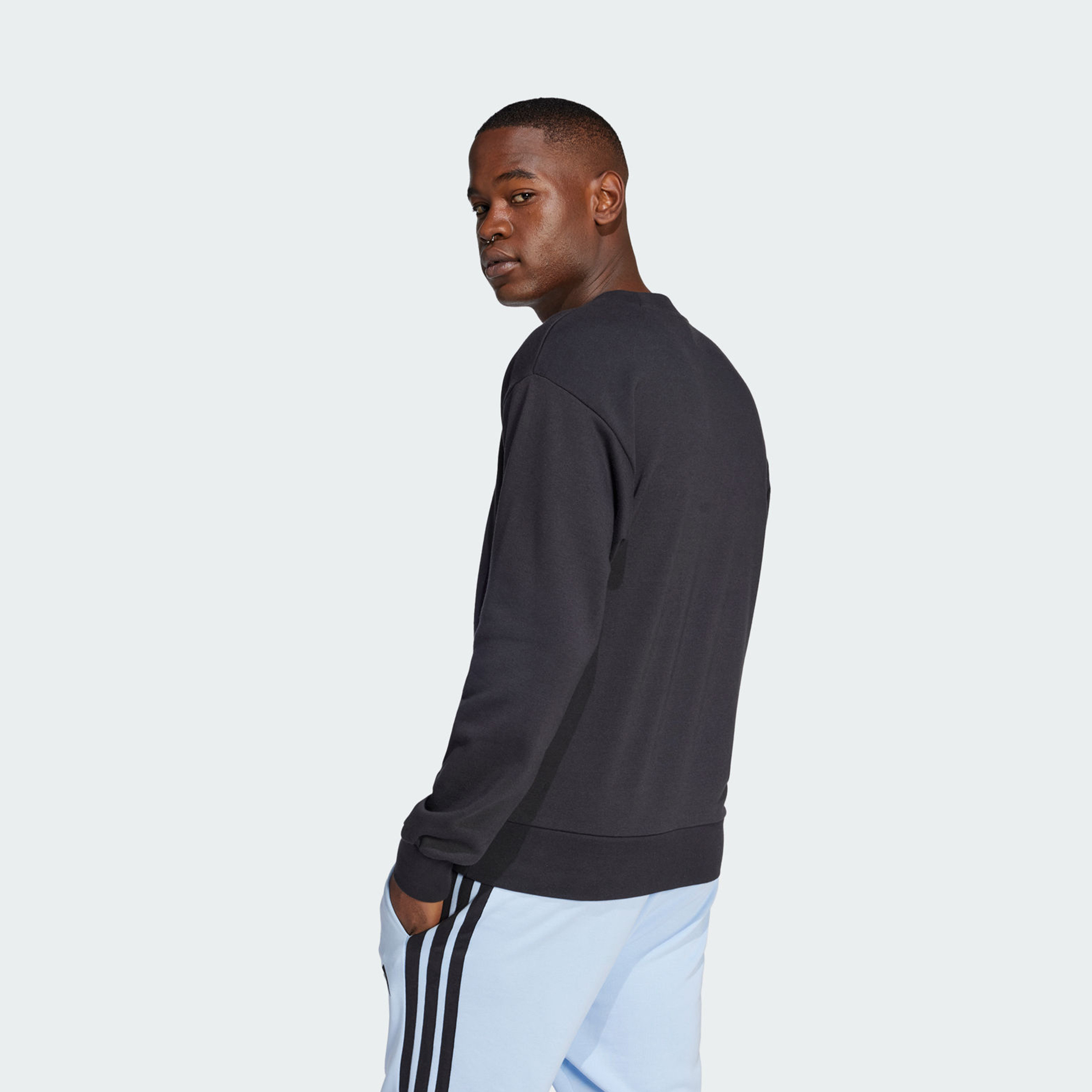 أديداس - سويت شيرت رجالي إسينشالز بشعار كبير من قماش تيري الفرنسي | OE-men-winterwear-hoodiesandsweatshirts-image-3