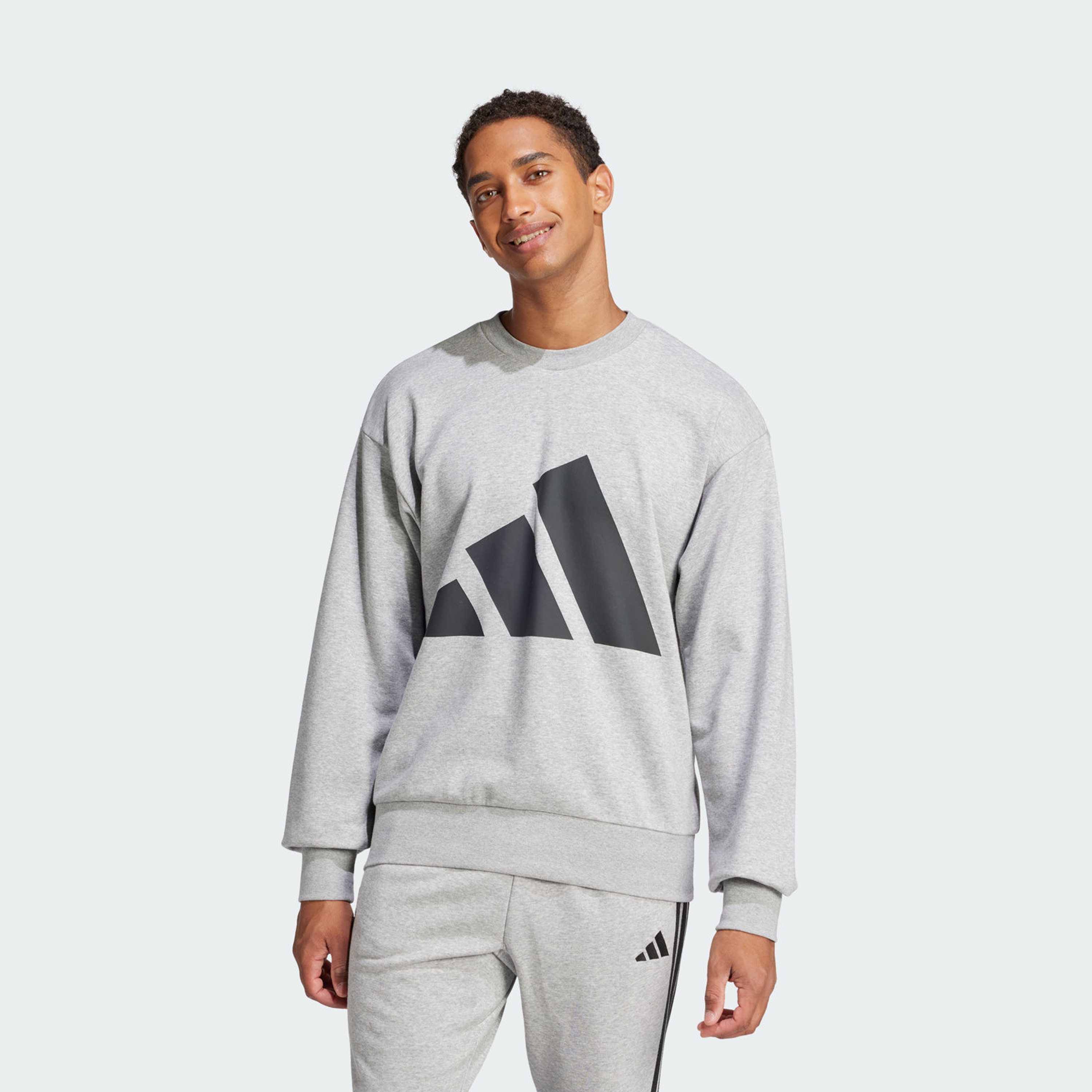 أديداس - سويت شيرت رجالي إسينشالز بشعار كبير من قماش تيري الفرنسي | OE-men-winterwear-hoodiesandsweatshirts-image-7