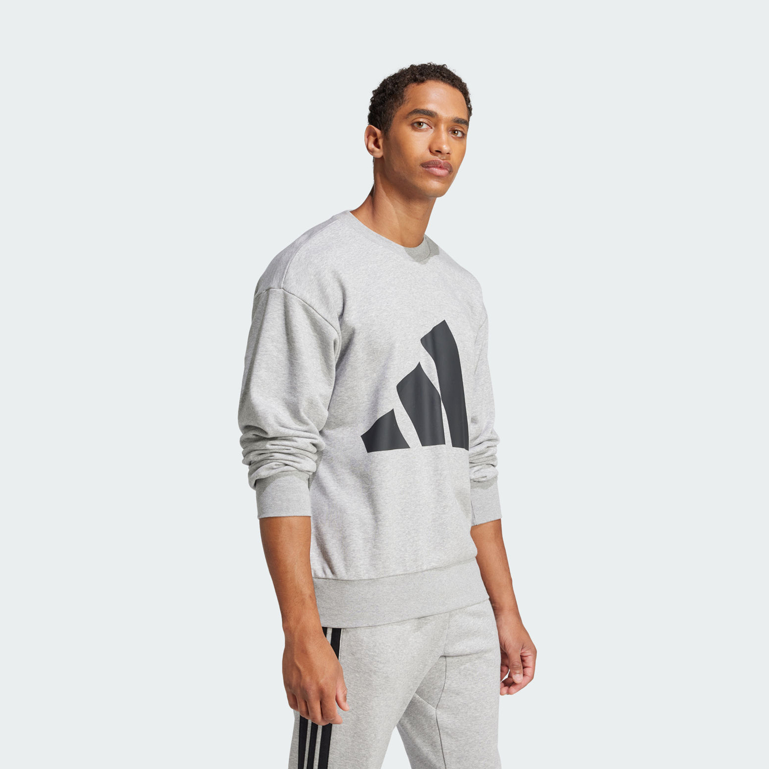 أديداس - سويت شيرت رجالي إسينشالز بشعار كبير من قماش تيري الفرنسي | OE-men-winterwear-hoodiesandsweatshirts-image-8