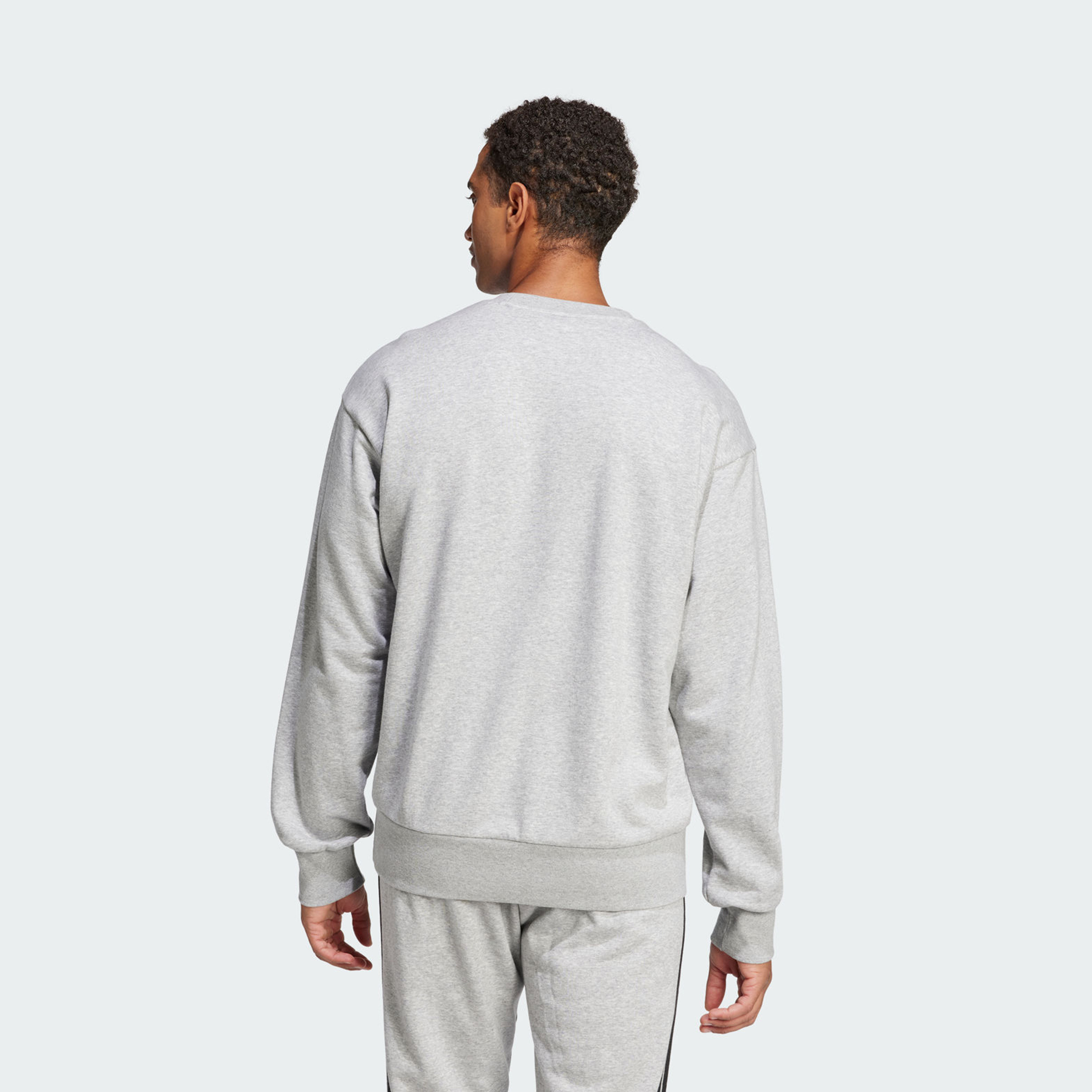 أديداس - سويت شيرت رجالي إسينشالز بشعار كبير من قماش تيري الفرنسي | OE-men-winterwear-hoodiesandsweatshirts-image-9