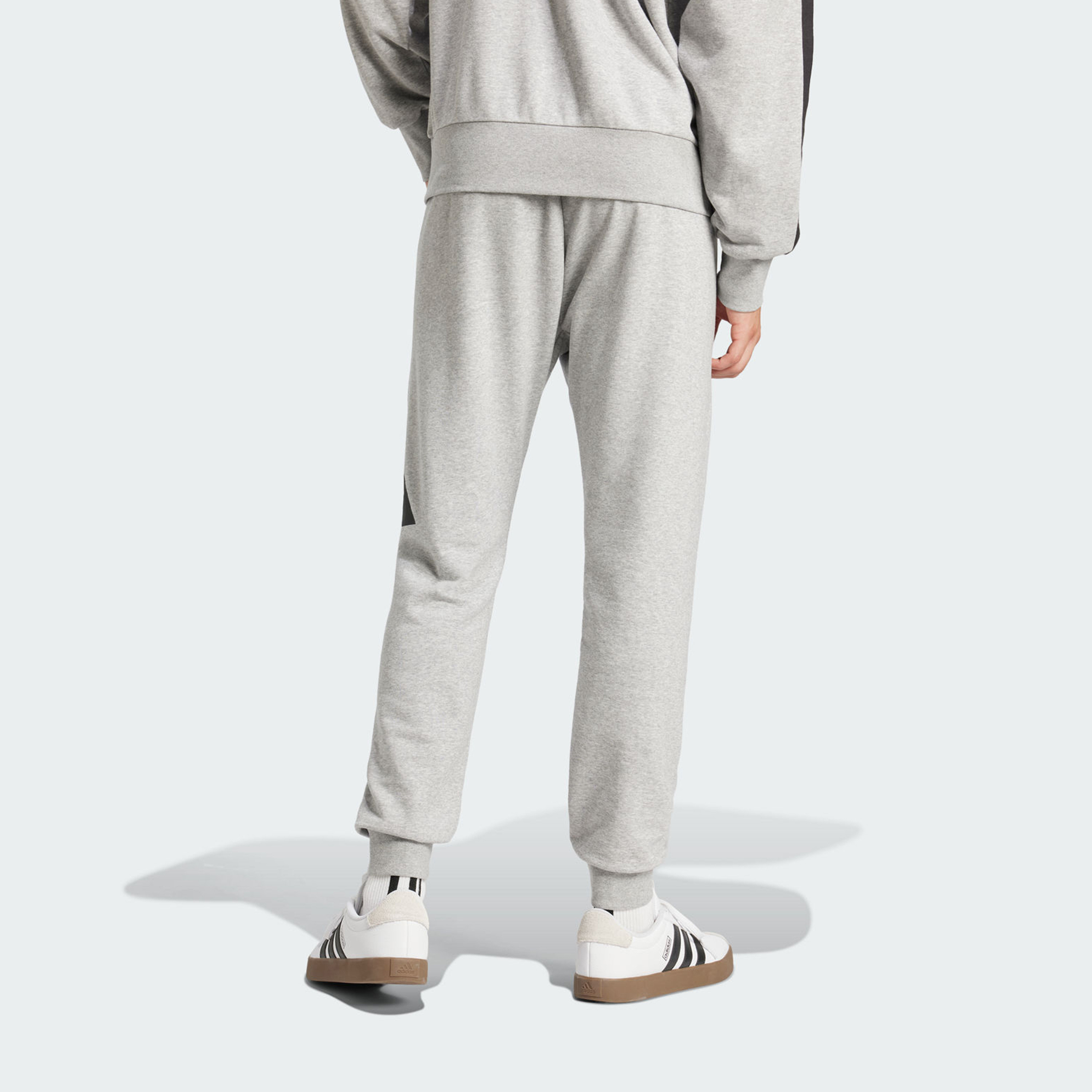 أديداس - بنطال رياضي رجالي إسينشالز بشعار كبير من قماش تيري الفرنسي JE8969 | OE-sports-men-clothing-bottoms-image-3