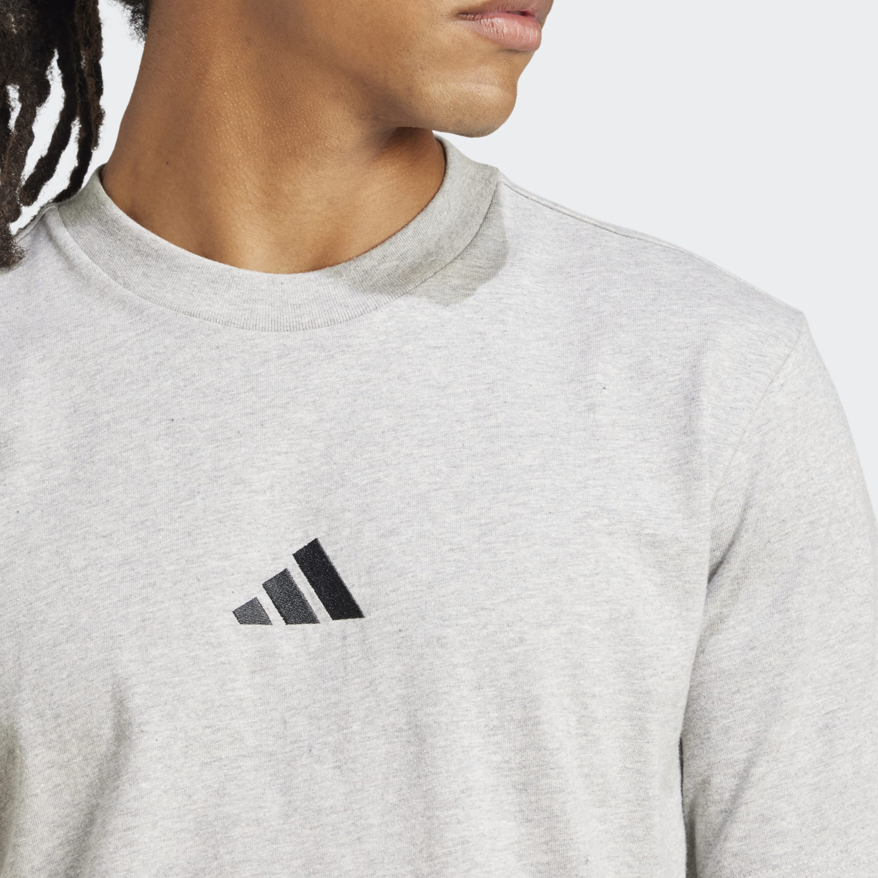 اديداس - تيشيرت رجالي أساسي شعار صغير  قماش جيرسي مفرد  بأكمام قصيرة-men-clothing-sportswearandactivewear-tshirtsandpolos-image-1