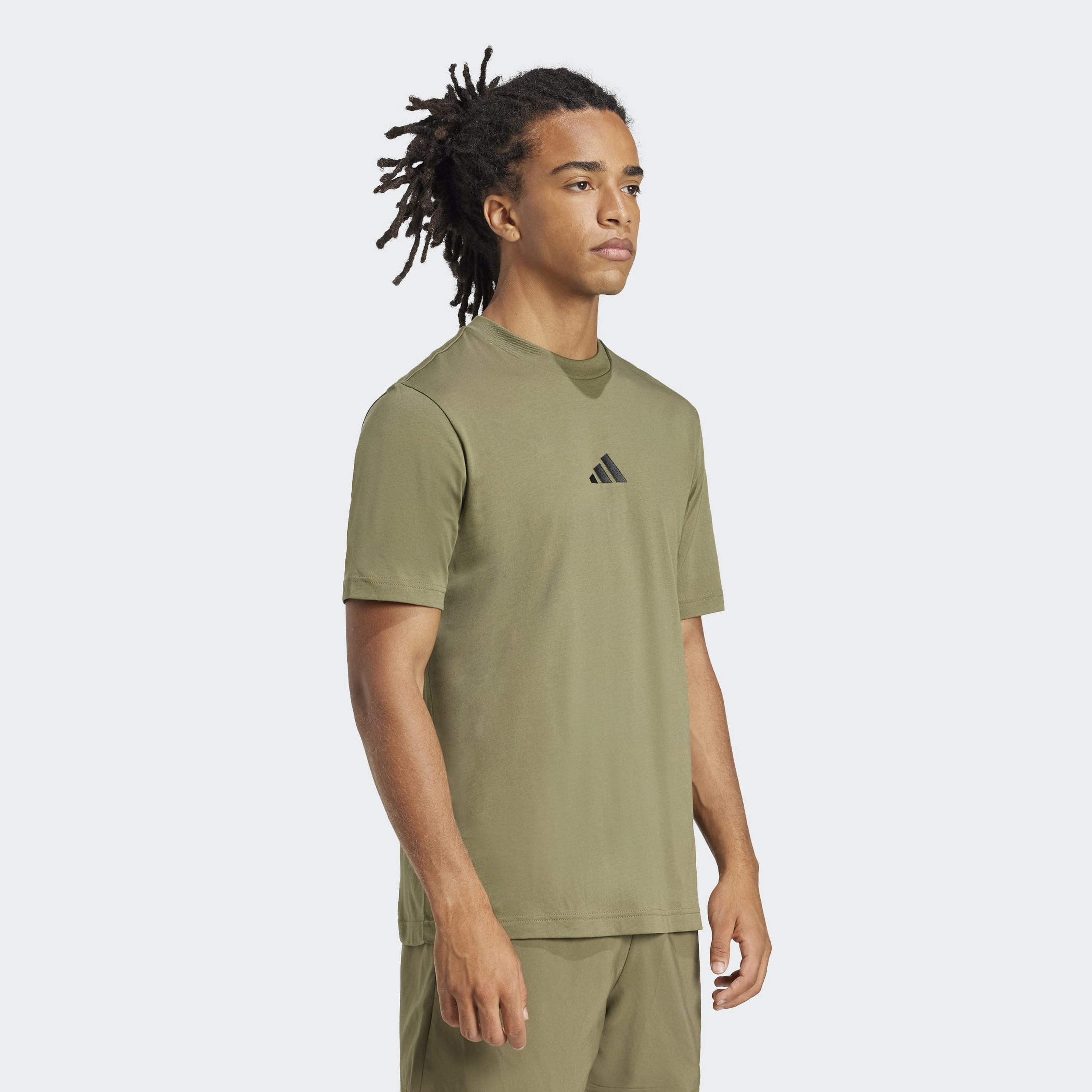 اديداس - تيشيرت رجالي أساسي شعار صغير  قماش جيرسي مفرد  بأكمام قصيرة-men-clothing-sportswearandactivewear-tshirtsandpolos-image-14