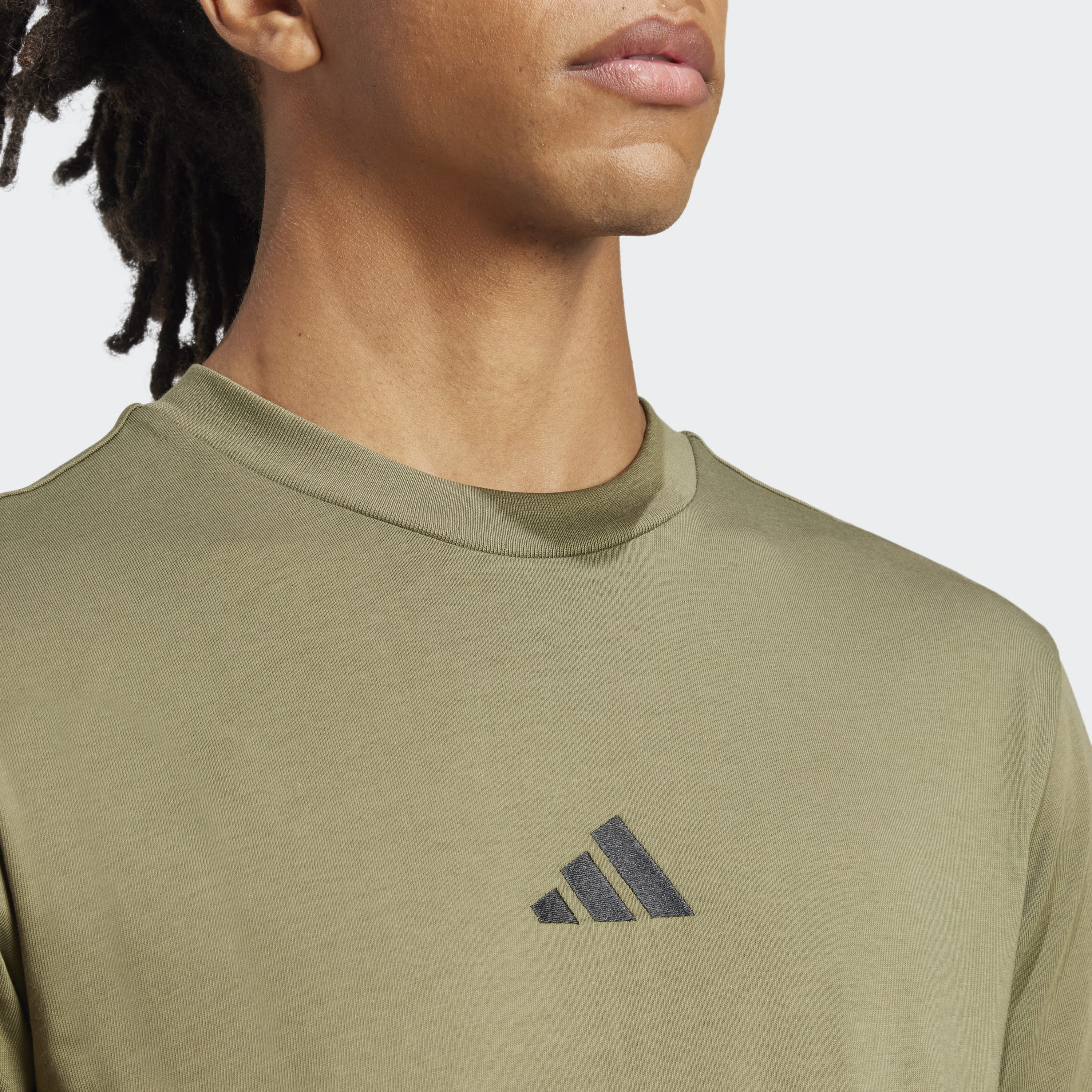 اديداس - تيشيرت رجالي أساسي شعار صغير  قماش جيرسي مفرد  بأكمام قصيرة-men-clothing-sportswearandactivewear-tshirtsandpolos-image-16