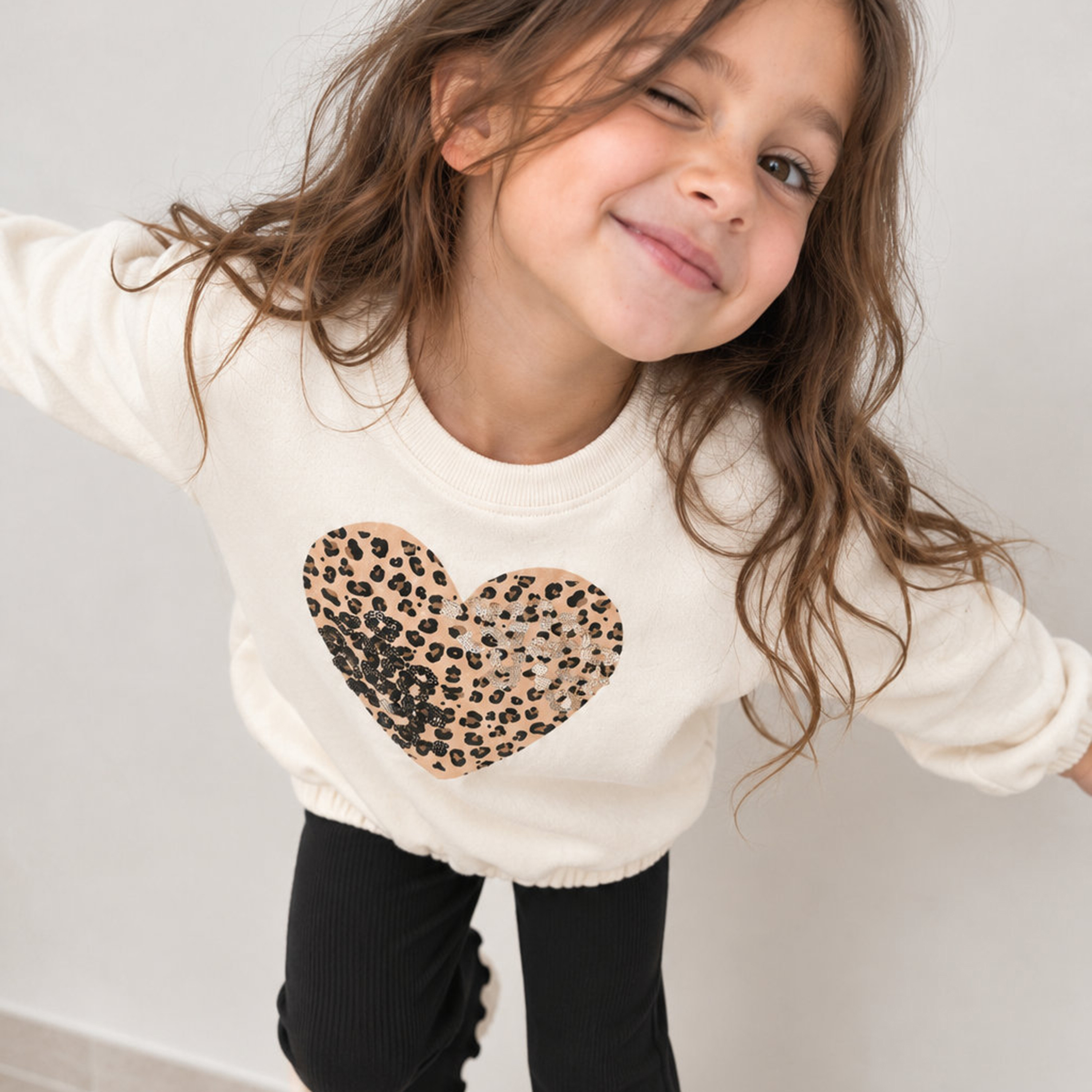 طقم سويت شيرت بأكمام طويلة بطبعة حيوانات وبنطلون واسع الساق من فيكتور آند جين-girls-clothing-setsandcoords-image-3