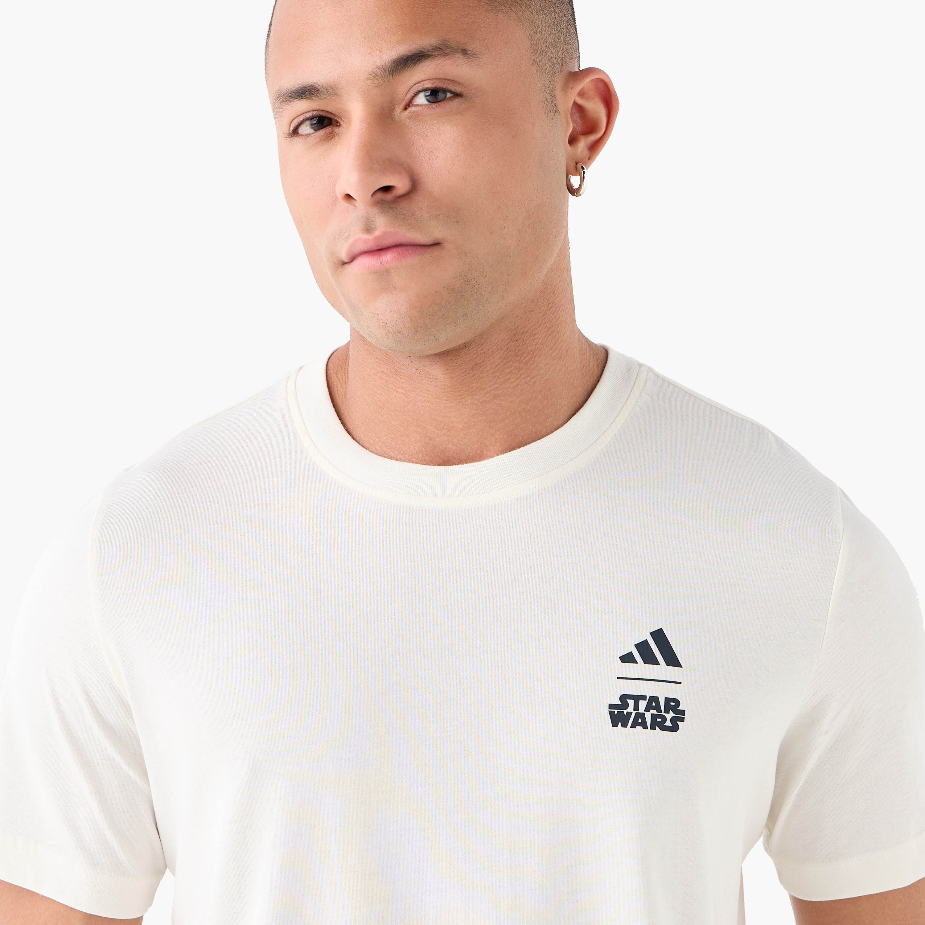 أديداس - تي شيرت ستار وورز ذا ماندالوريان - قصة عادية - رسومات خلفية - للرجال-men-clothing-sportswearandactivewear-tshirtsandpolos-image-4