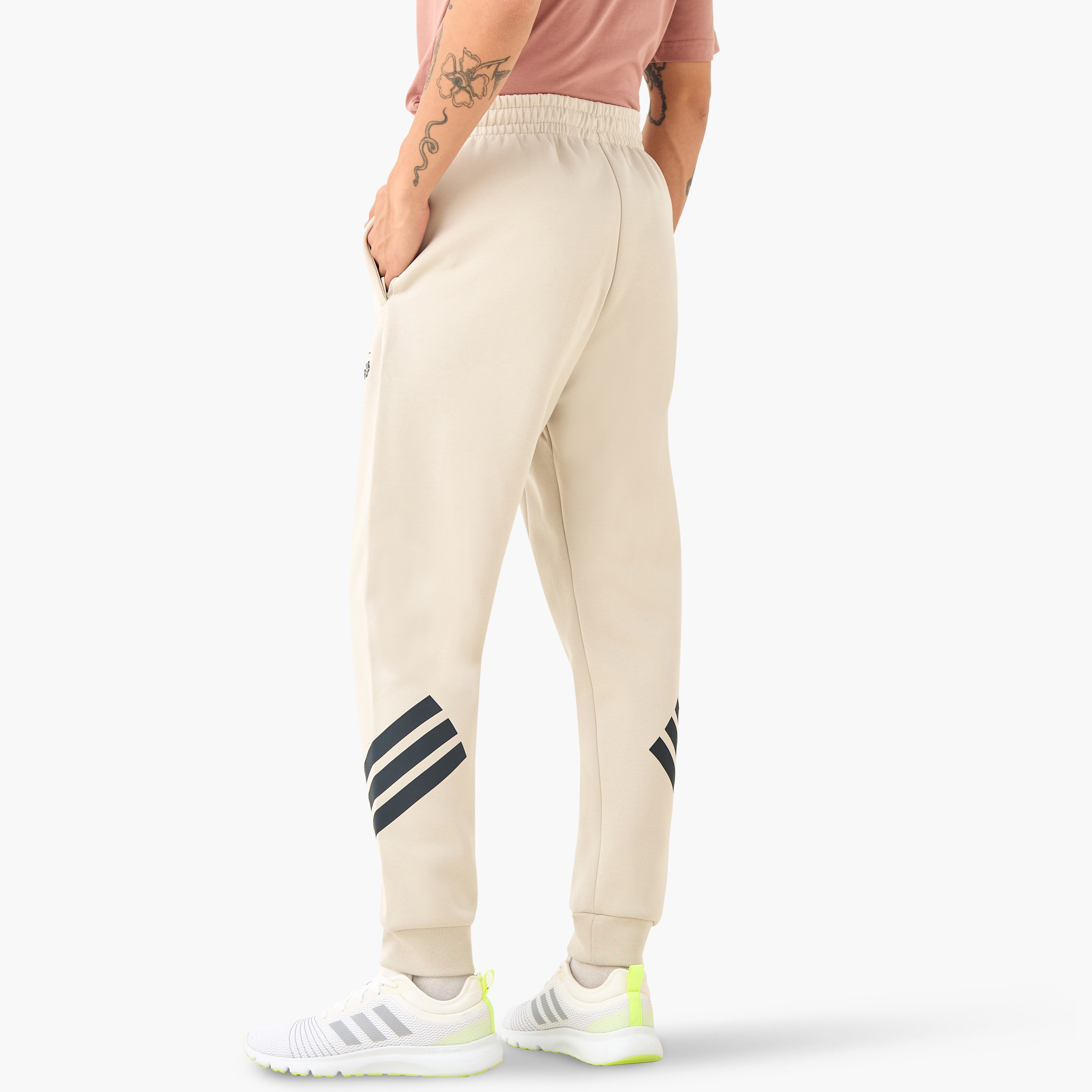 أديداس - فيزون ستار وورز ذا ماندالوريان - للرجال-sports-men-clothing-bottoms-image-3