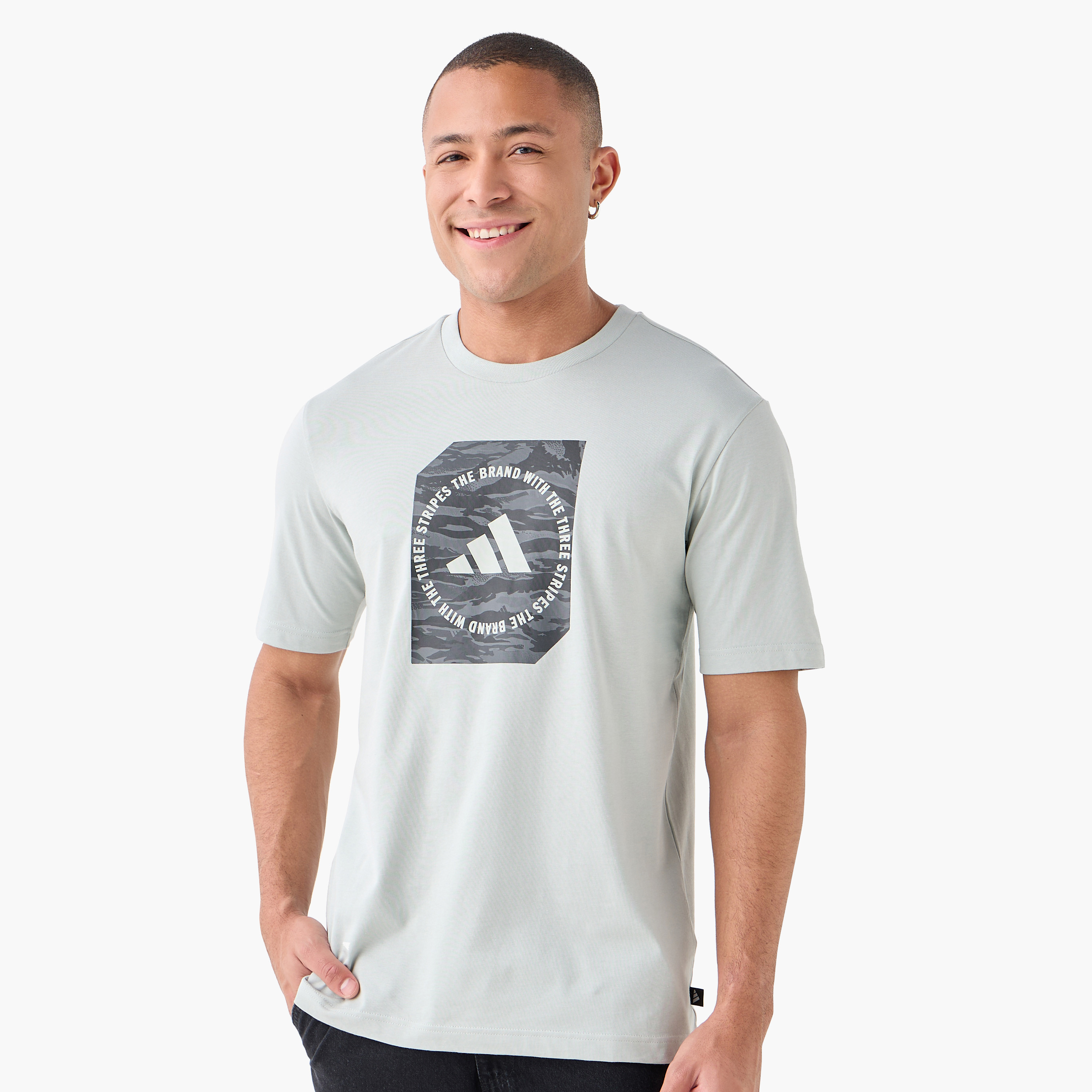 أديداس - تي شيرت بتصميم جرافيكي مموه - للرجال-men-clothing-sportswearandactivewear-tshirtsandpolos-image-1
