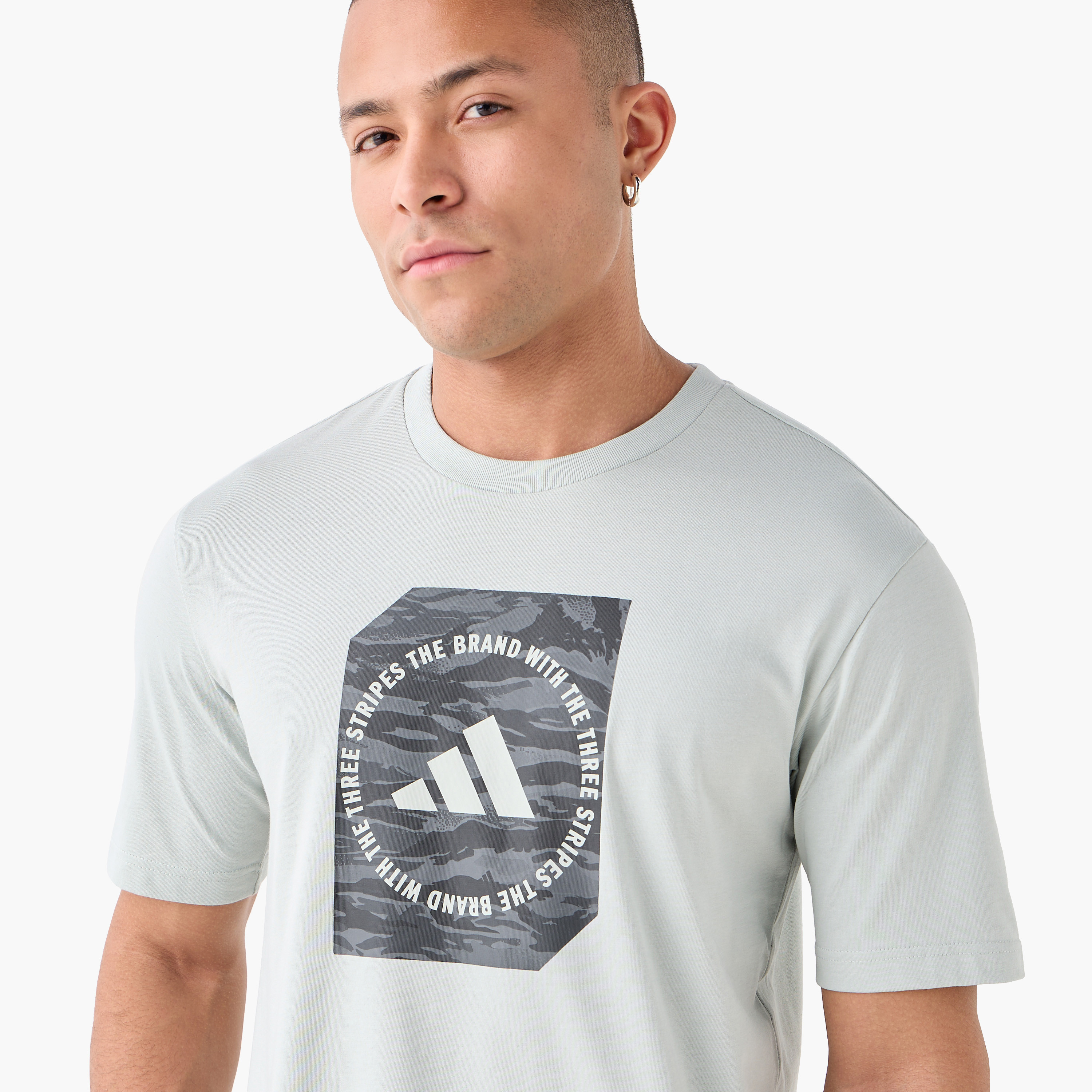 أديداس - تي شيرت بتصميم جرافيكي مموه - للرجال-men-clothing-sportswearandactivewear-tshirtsandpolos-image-4