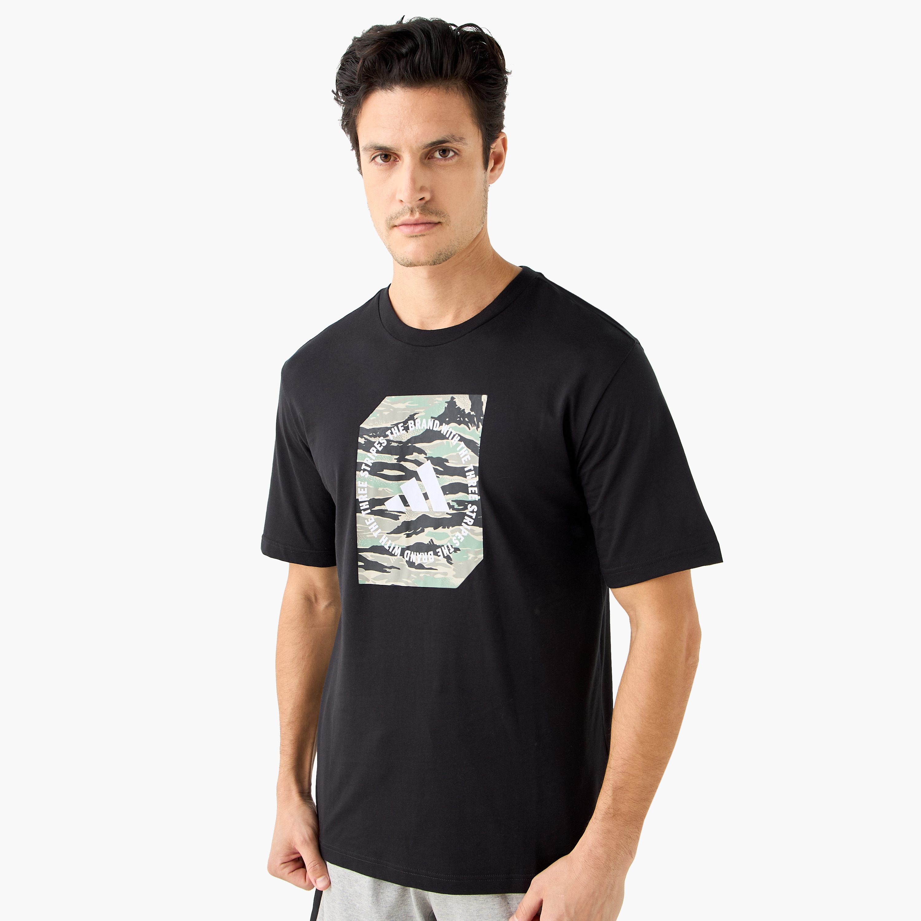 أديداس - تي شيرت بتصميم جرافيكي مموه - للرجال-men-clothing-sportswearandactivewear-tshirtsandpolos-image-6