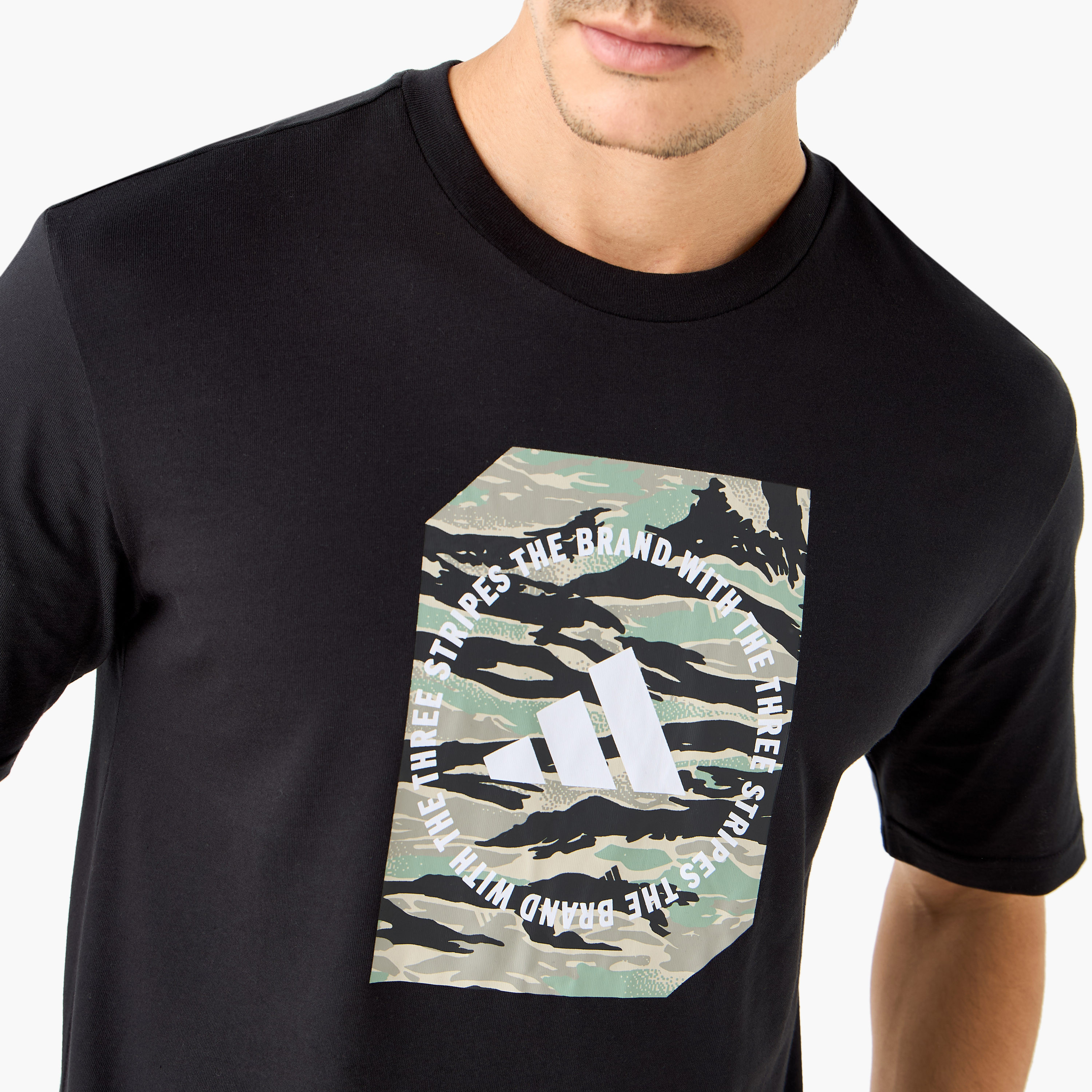 أديداس - تي شيرت بتصميم جرافيكي مموه - للرجال-men-clothing-sportswearandactivewear-tshirtsandpolos-image-9