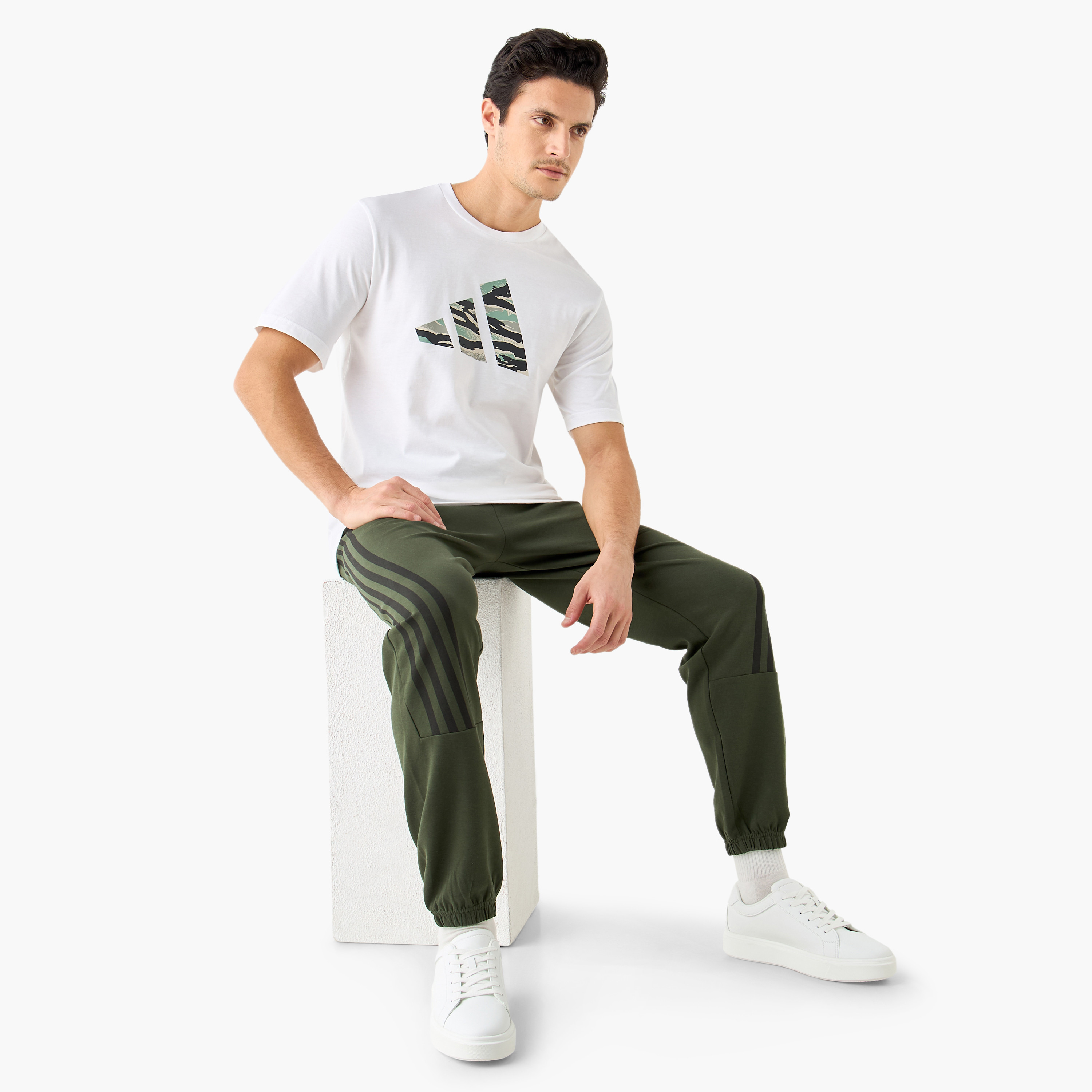 أديداس - تي شيرت بتصميم جرافيكي مموه - للرجال-men-clothing-sportswearandactivewear-tshirtsandpolos-image-2