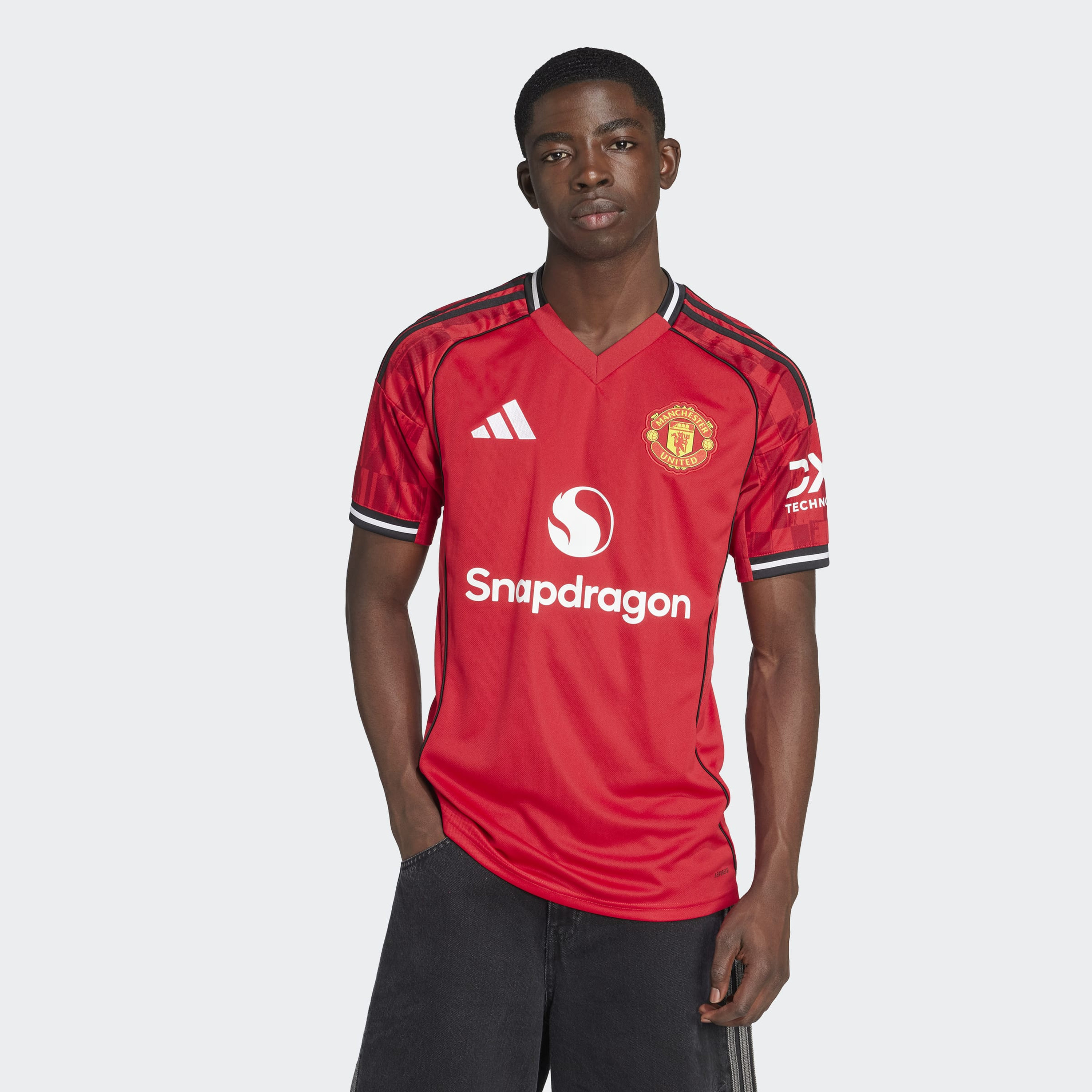 اديداس - قميص مانشستر يونايتد الأساسي للرجال لموسم 25/26 بأكمام قصيرة-men-clothing-sportswearandactivewear-tshirtsandpolos-image-1