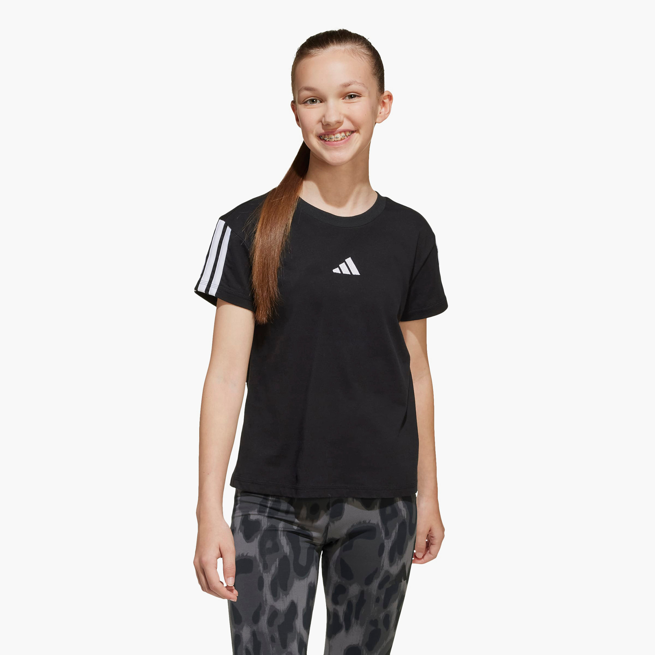 تيشيرت بياقة مستديرة وأكمام قصيرة بطبعة شعار من أديداس-girls-clothing-tshirts-image-2