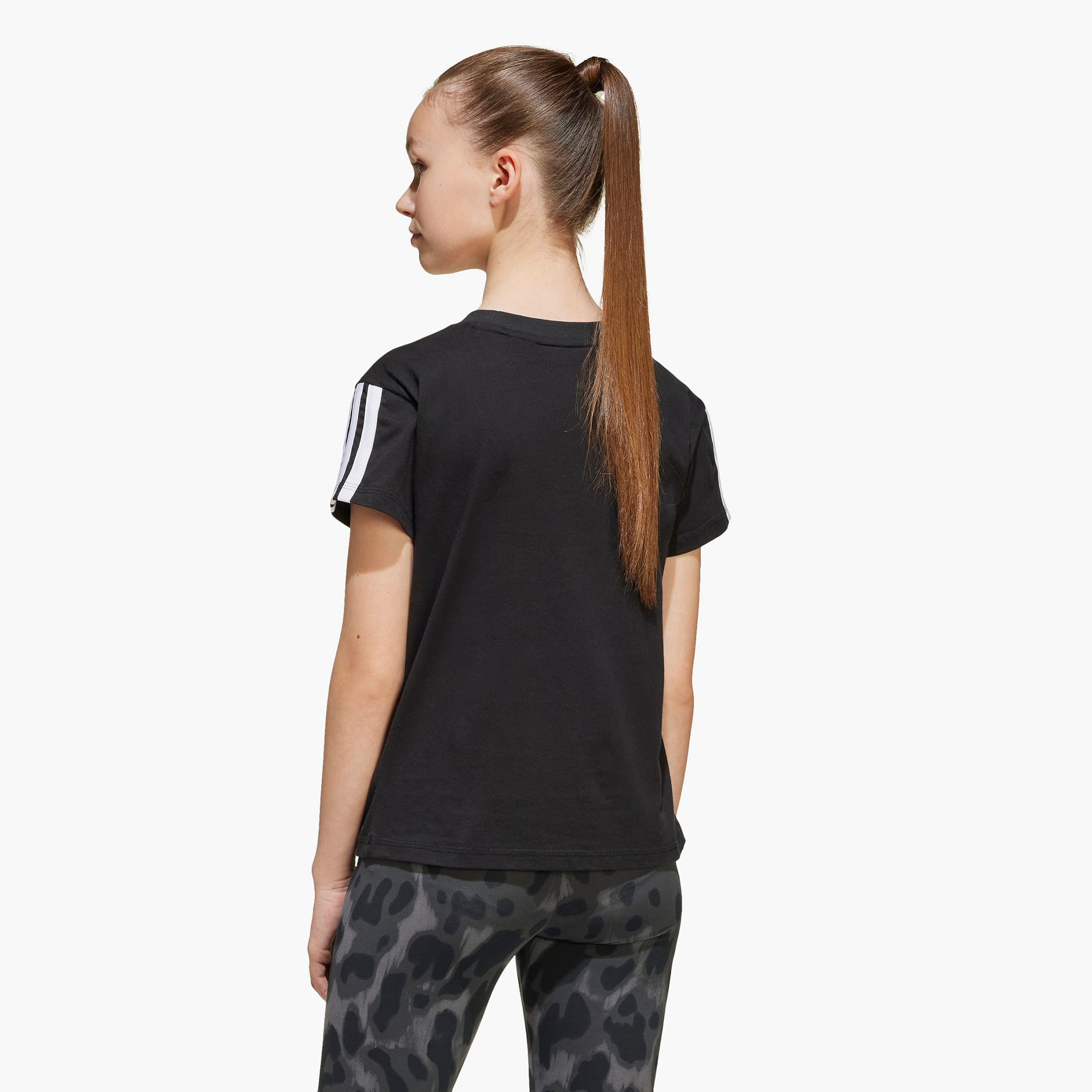 تيشيرت بياقة مستديرة وأكمام قصيرة بطبعة شعار من أديداس-girls-clothing-tshirts-image-3