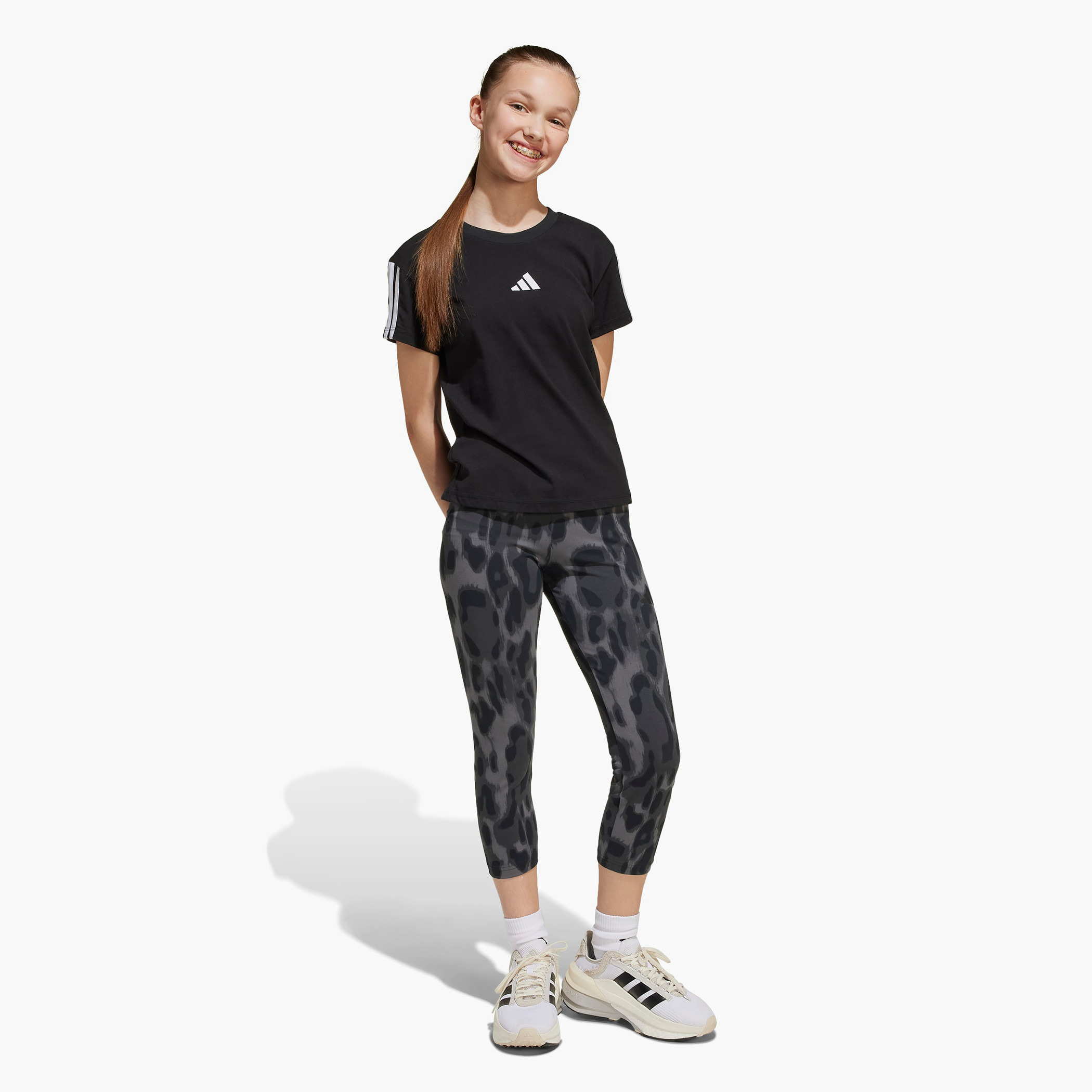 تيشيرت بياقة مستديرة وأكمام قصيرة بطبعة شعار من أديداس-girls-clothing-tshirts-image-4