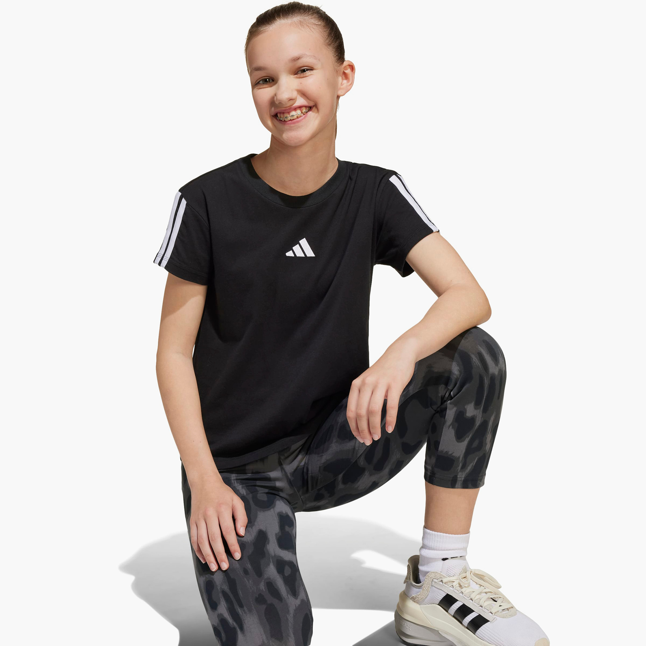 تيشيرت بياقة مستديرة وأكمام قصيرة بطبعة شعار من أديداس-girls-clothing-tshirts-image-6