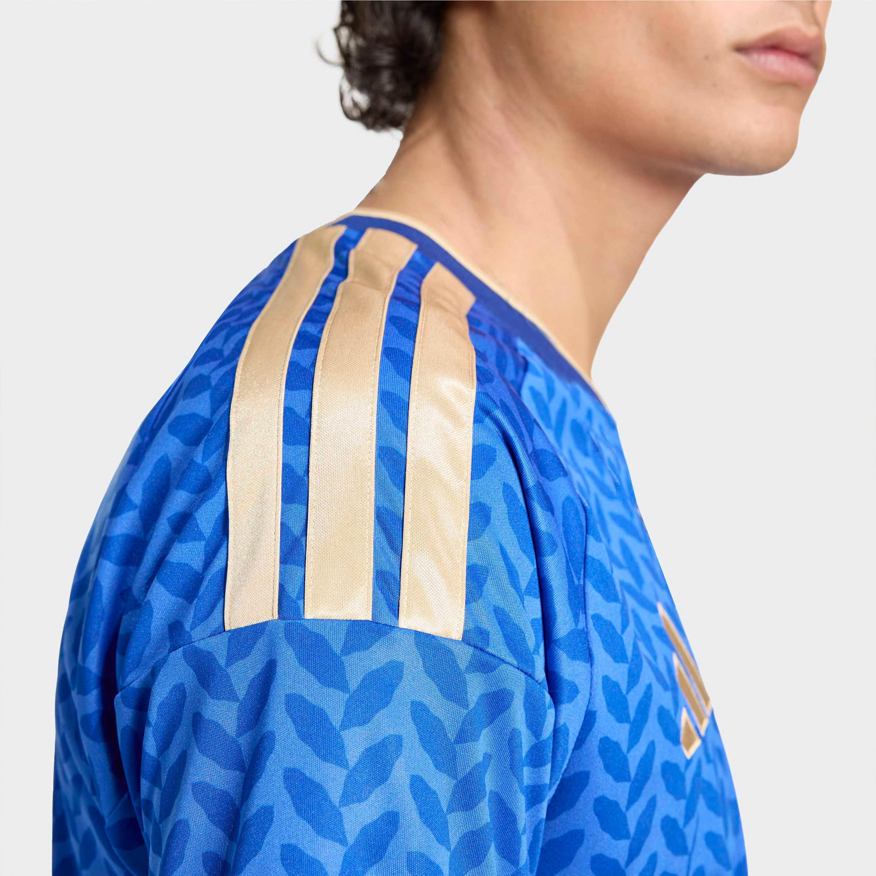 اديداس - قميص المنتخب الإيطالي الأساسي للرجال لكأس العالم FIFA 2026-men-clothing-sportswearandactivewear-tshirtsandpolos-image-3