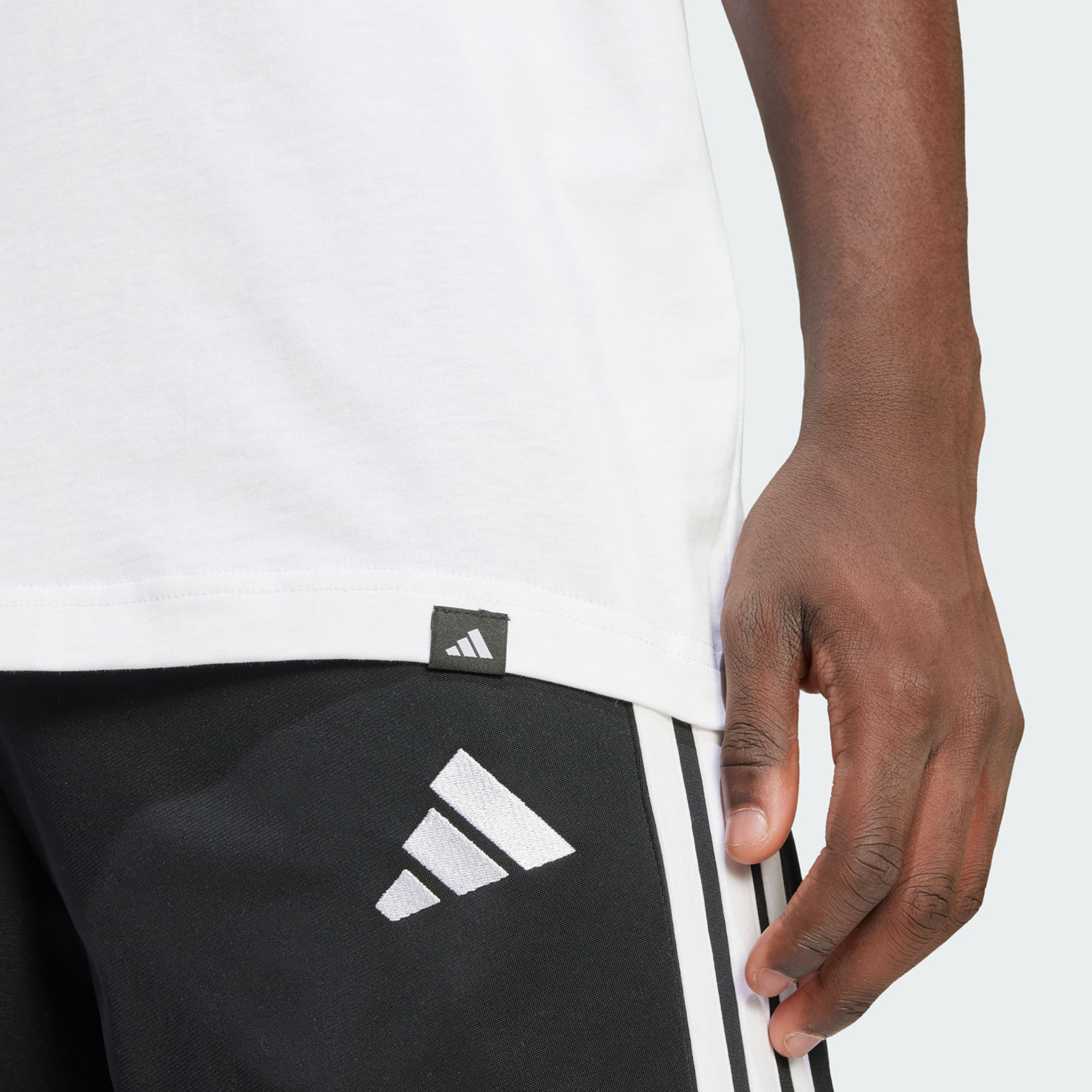 أديداس - تيشيرت جرافيكي ياي سبورتس للرجال | OE-men-clothing-sportswearandactivewear-tshirtsandpolos-image-5