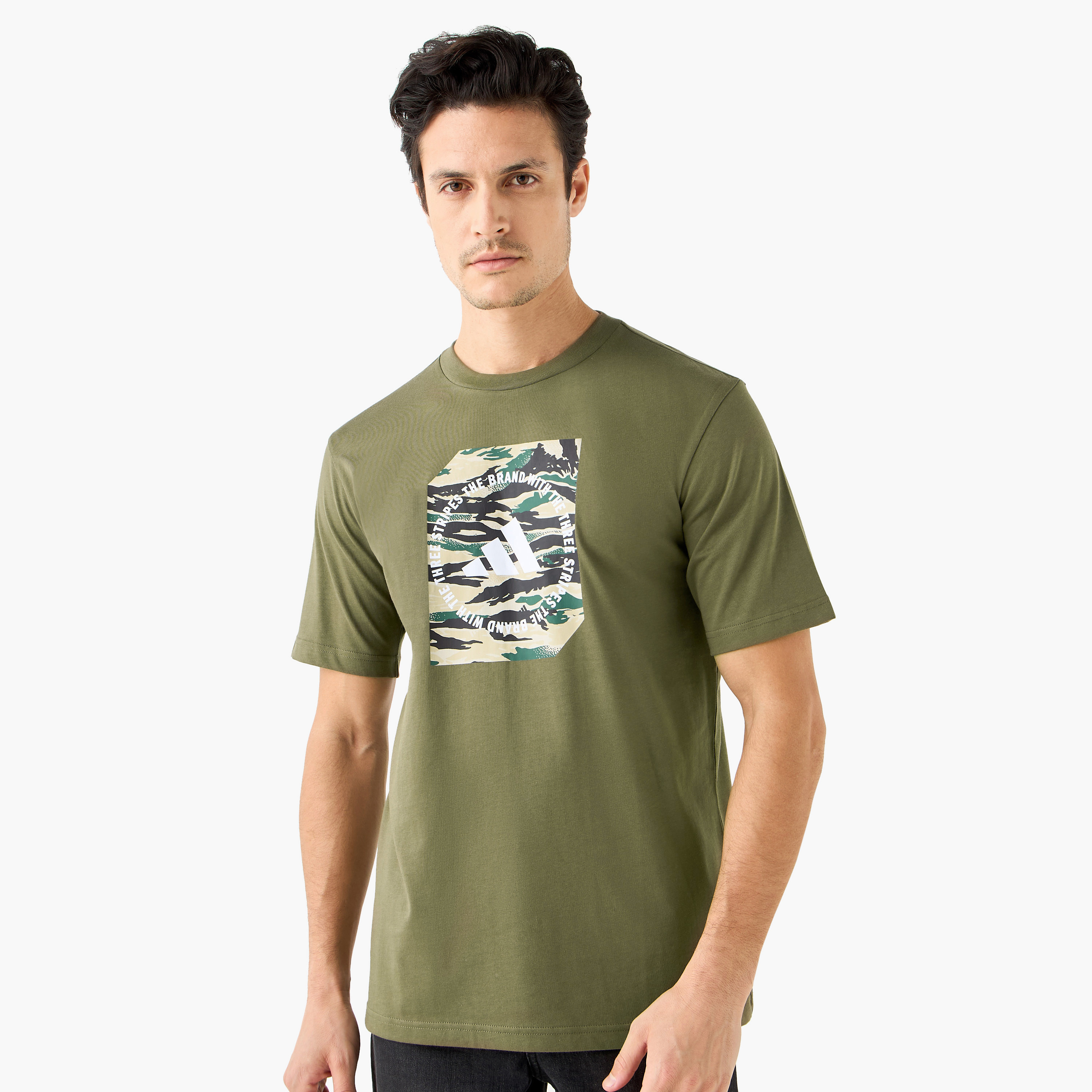 أديداس - تي شيرت بتصميم جرافيكي مموه - للرجال-men-clothing-sportswearandactivewear-tshirtsandpolos-image-11