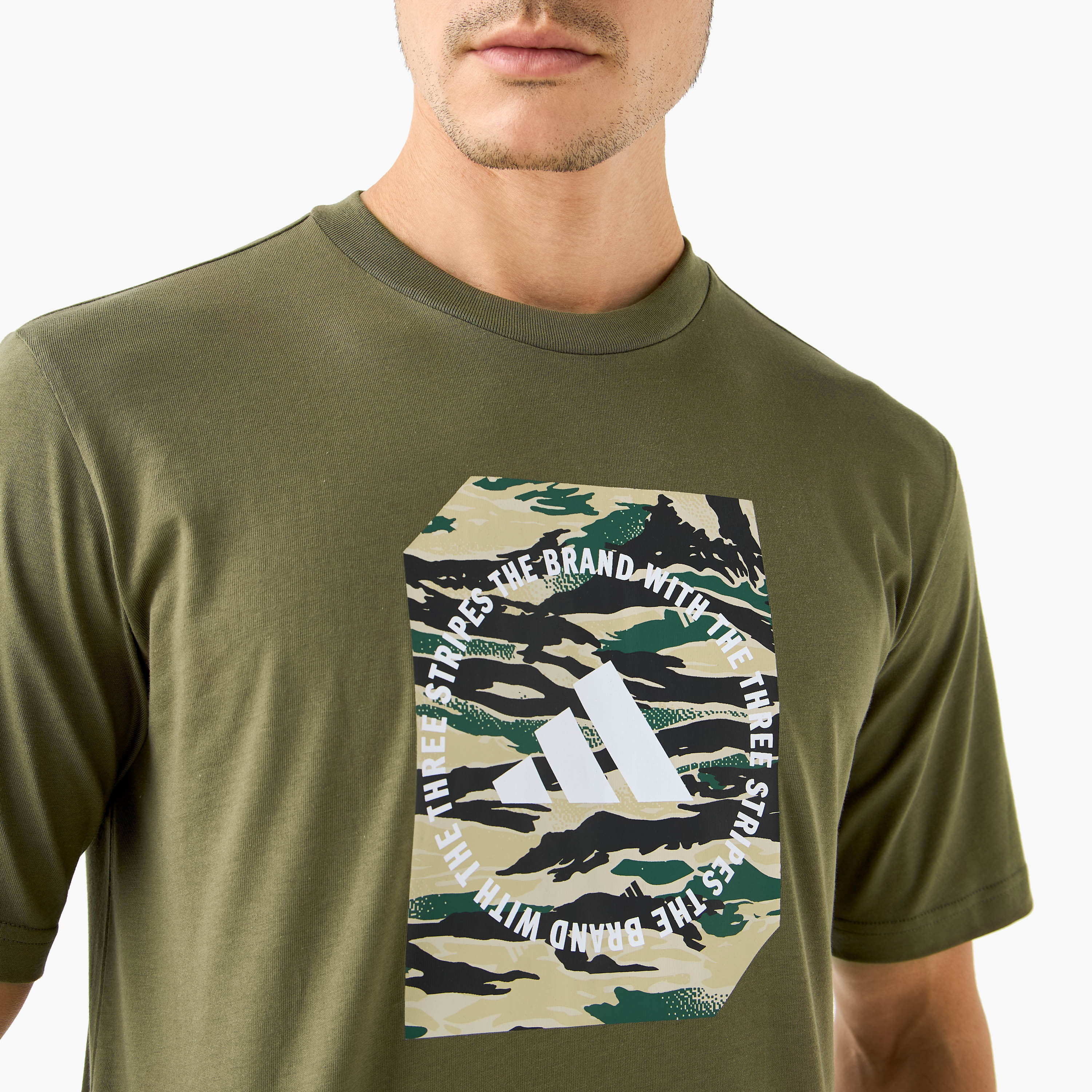 أديداس - تي شيرت بتصميم جرافيكي مموه - للرجال-men-clothing-sportswearandactivewear-tshirtsandpolos-image-14