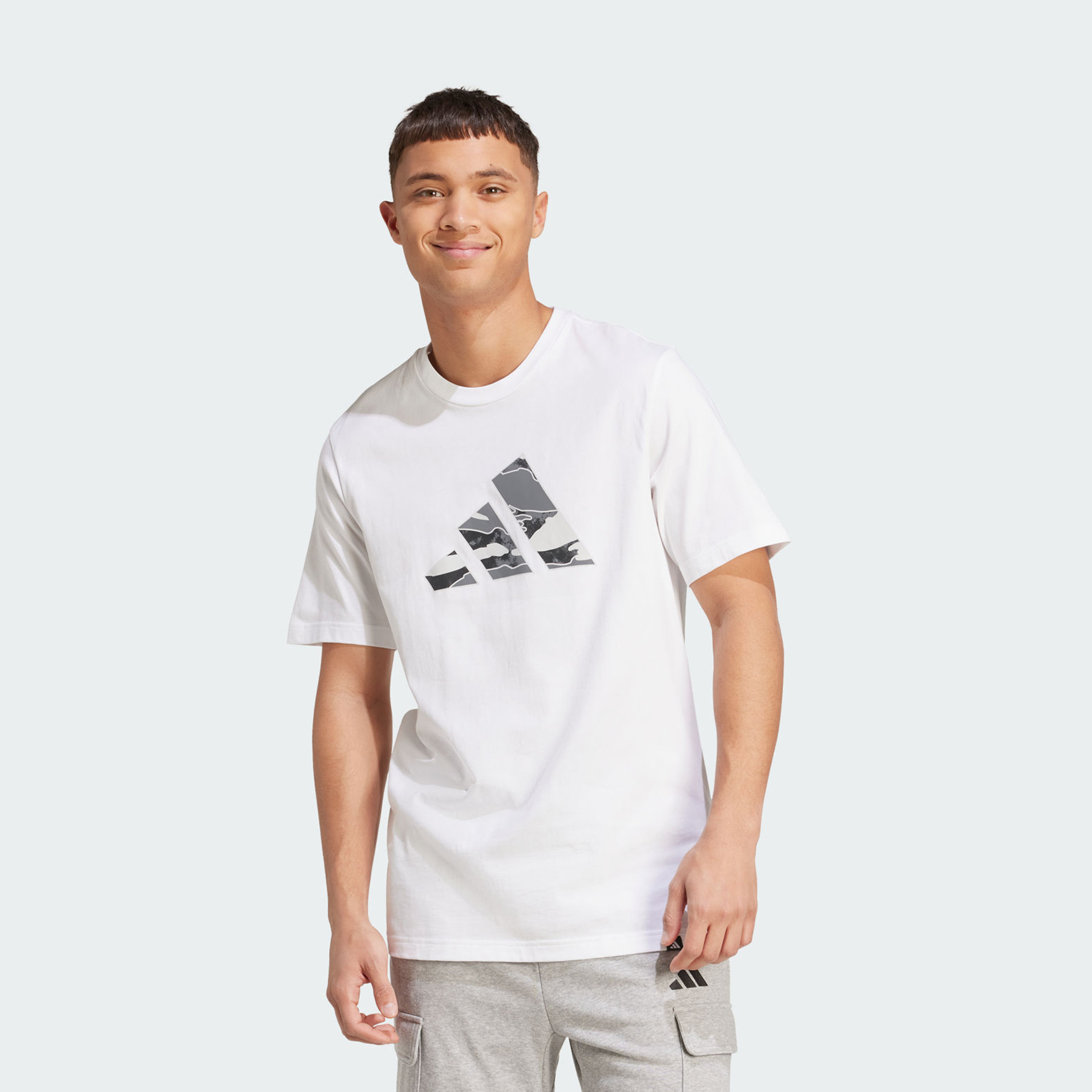أديداس - تيشيرت رجالي جرافيكي بشعار جيشي | OE-men-clothing-sportswearandactivewear-tshirtsandpolos-image-1