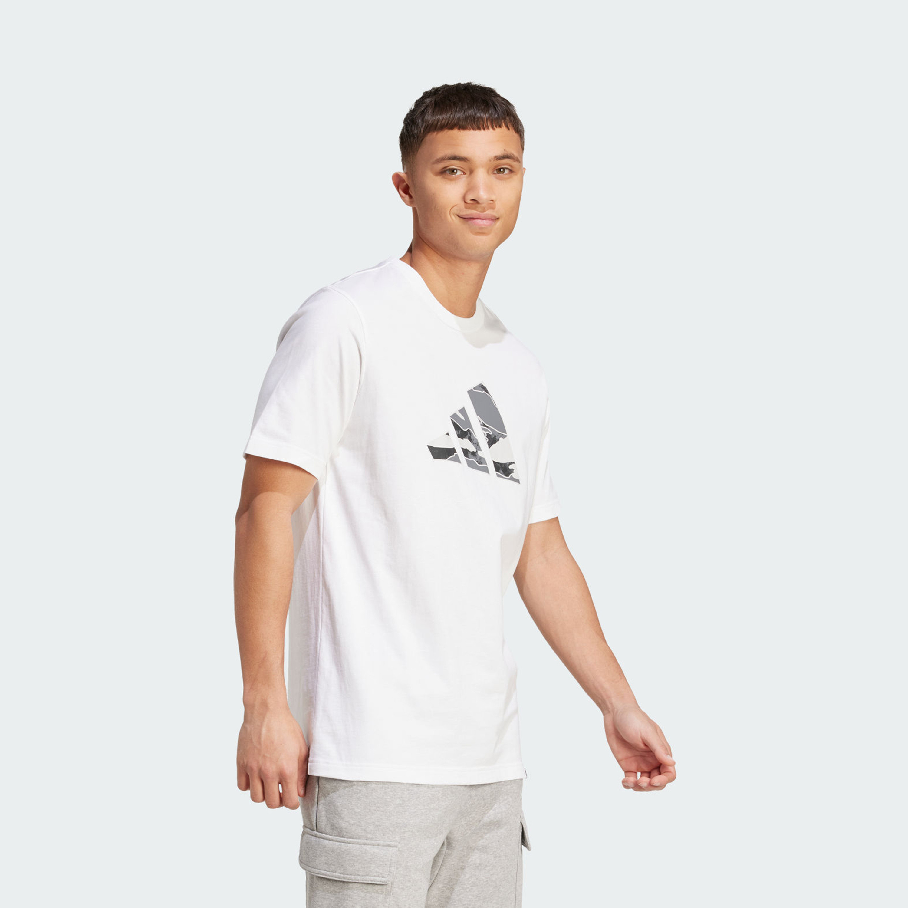 أديداس - تيشيرت رجالي جرافيكي بشعار جيشي | OE-men-clothing-sportswearandactivewear-tshirtsandpolos-image-2