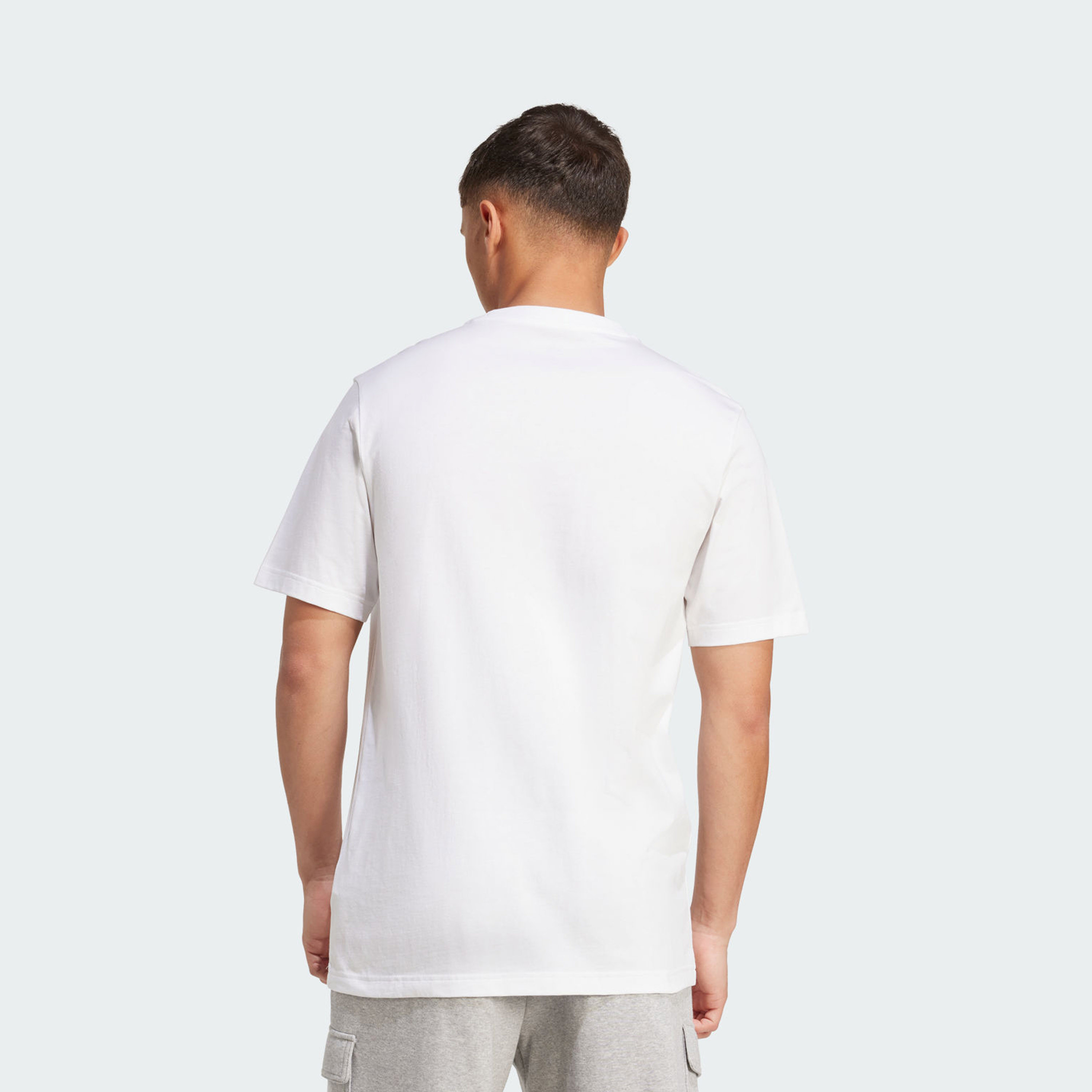أديداس - تيشيرت رجالي جرافيكي بشعار جيشي | OE-men-clothing-sportswearandactivewear-tshirtsandpolos-image-3