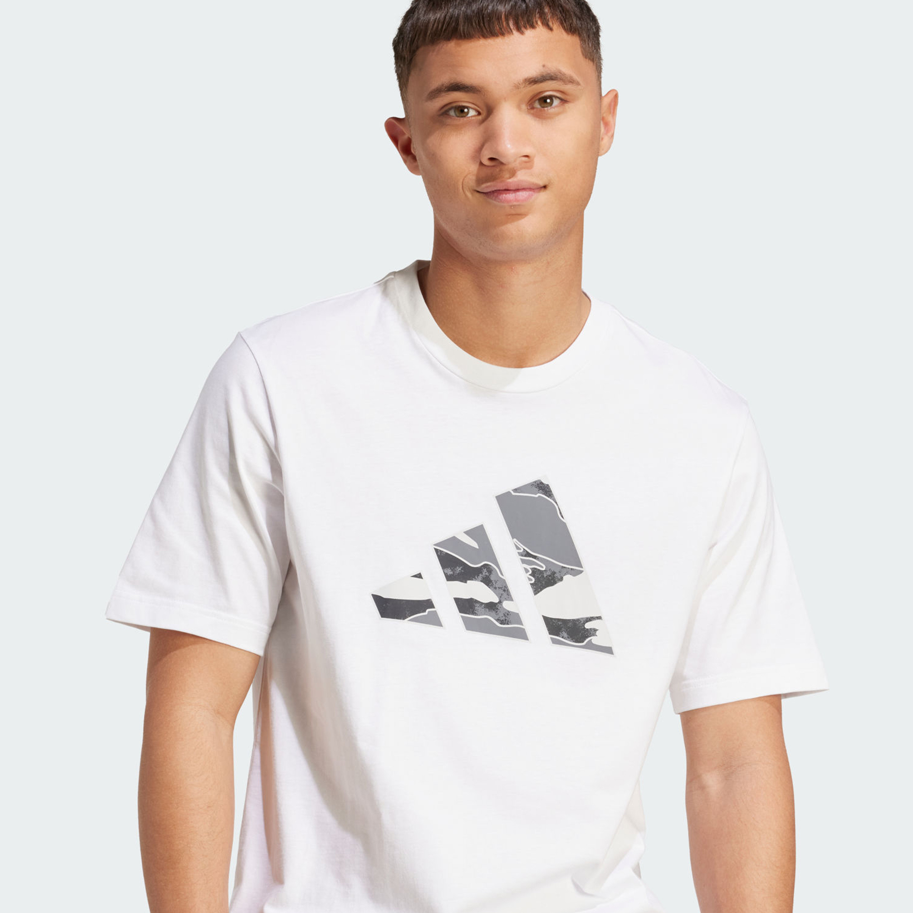 أديداس - تيشيرت رجالي جرافيكي بشعار جيشي | OE-men-clothing-sportswearandactivewear-tshirtsandpolos-image-4
