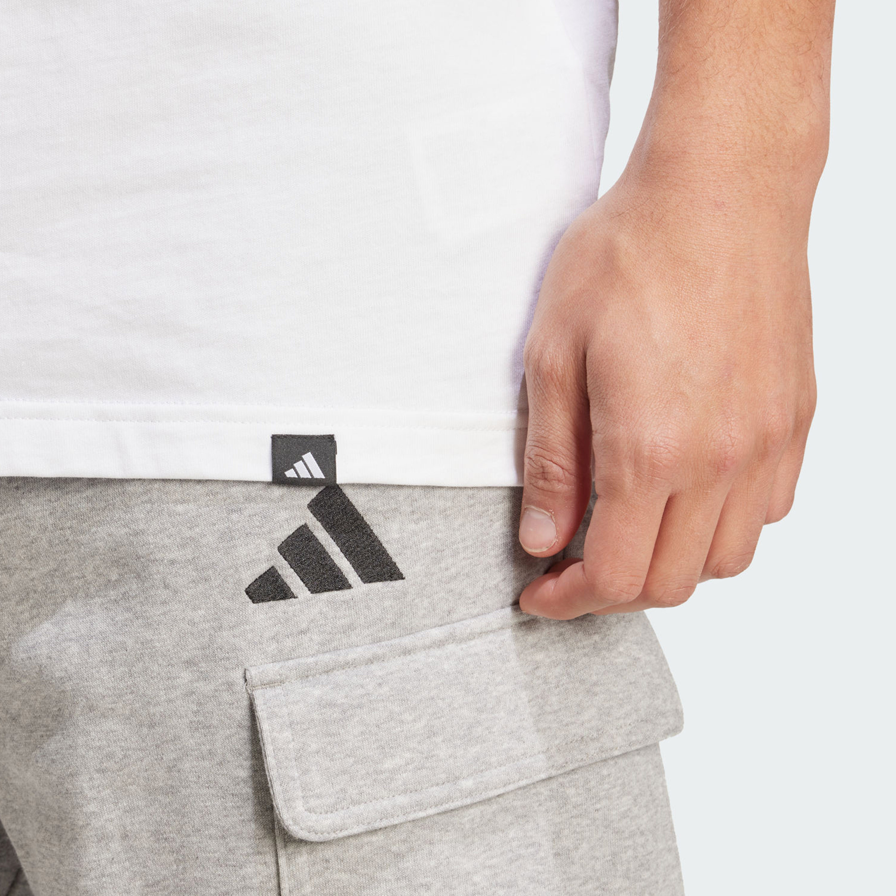 أديداس - تيشيرت رجالي جرافيكي بشعار جيشي | OE-men-clothing-sportswearandactivewear-tshirtsandpolos-image-5