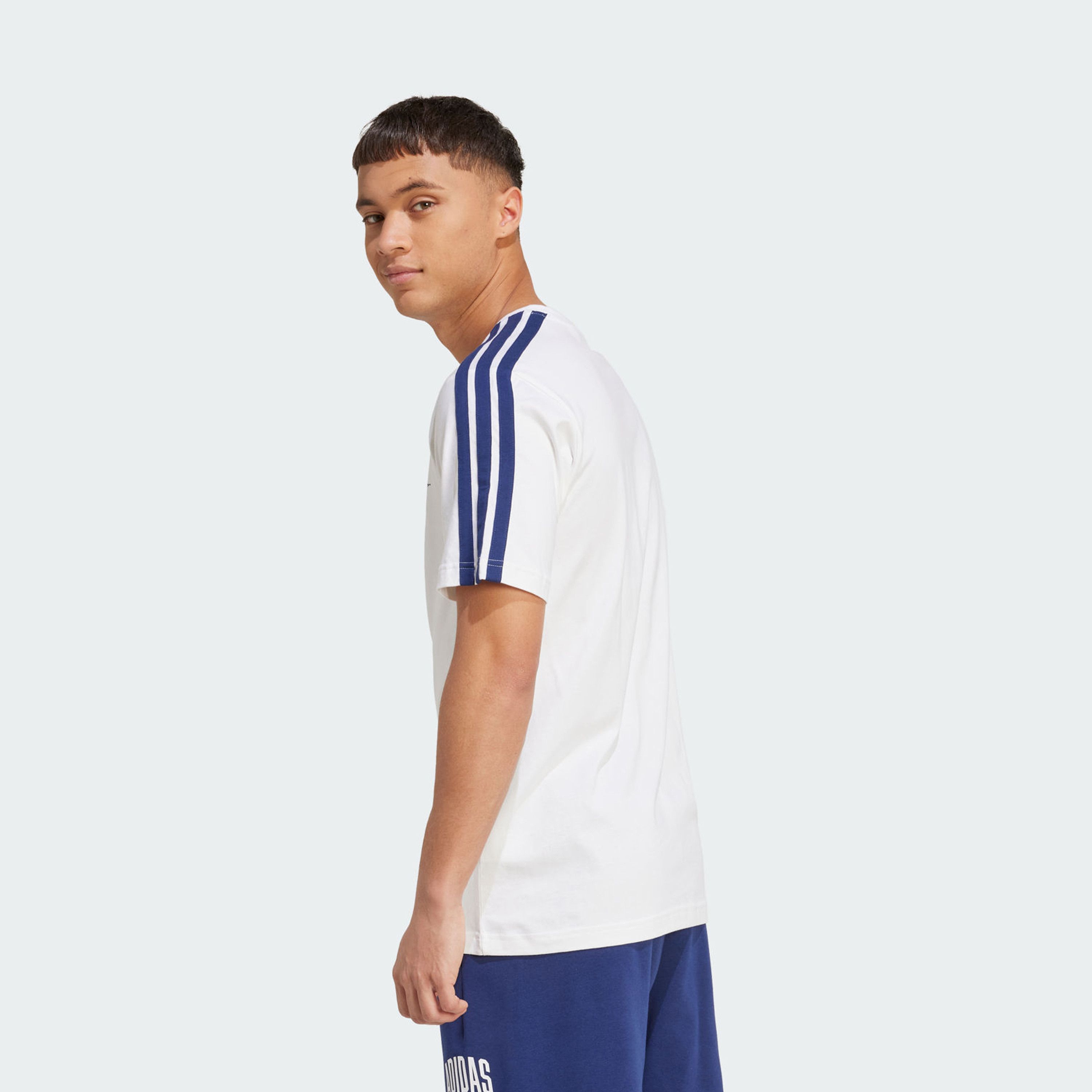 أديداس - تيشيرت جرافيكي كوليجيت مع نص للرجال | OE-men-clothing-sportswearandactivewear-tshirtsandpolos-image-3