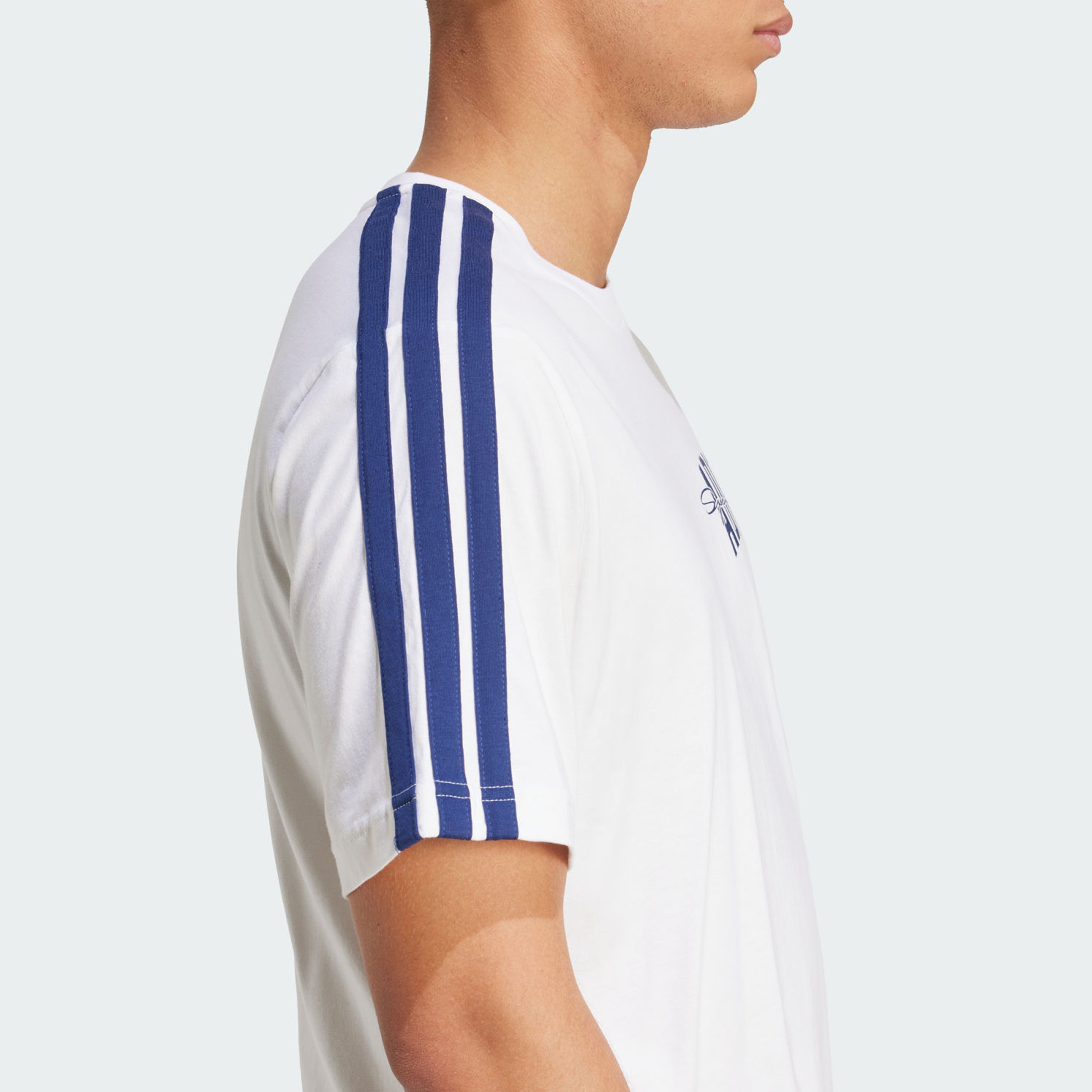 أديداس - تيشيرت جرافيكي كوليجيت مع نص للرجال | OE-men-clothing-sportswearandactivewear-tshirtsandpolos-image-4