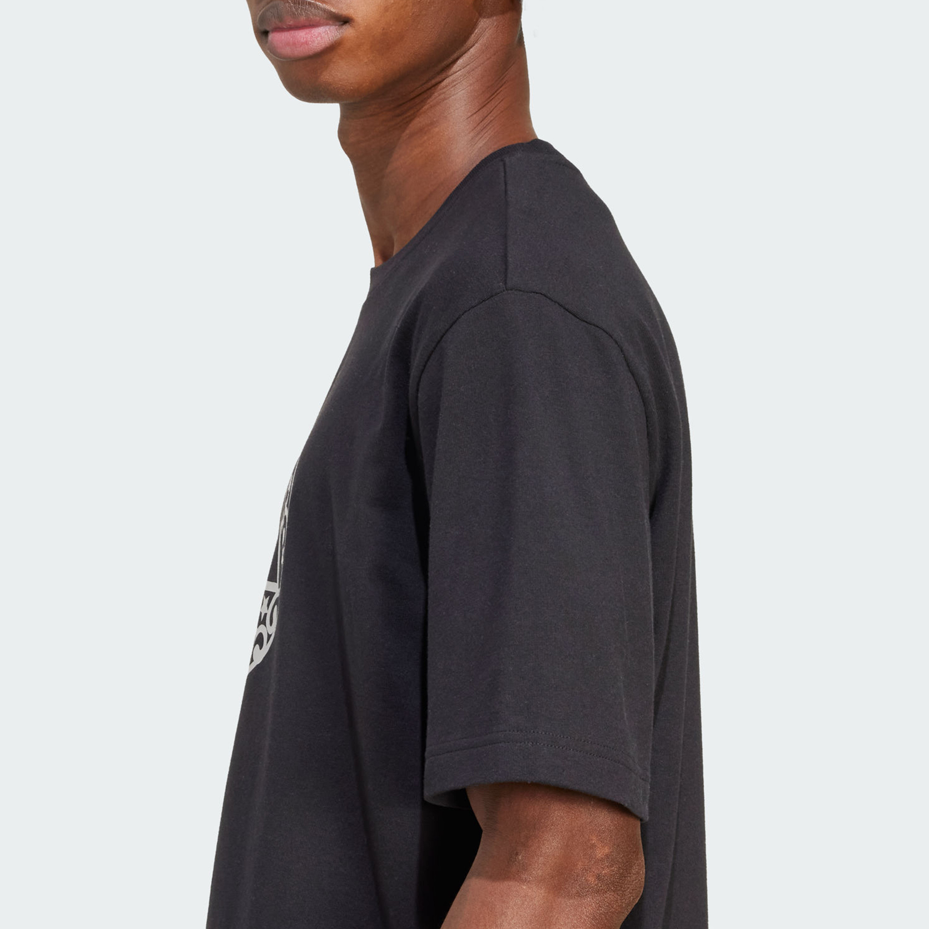 أديداس - تيشيرت جرافيكي بلمعة معدنية للرجال | OE-men-clothing-sportswearandactivewear-tshirtsandpolos-image-8
