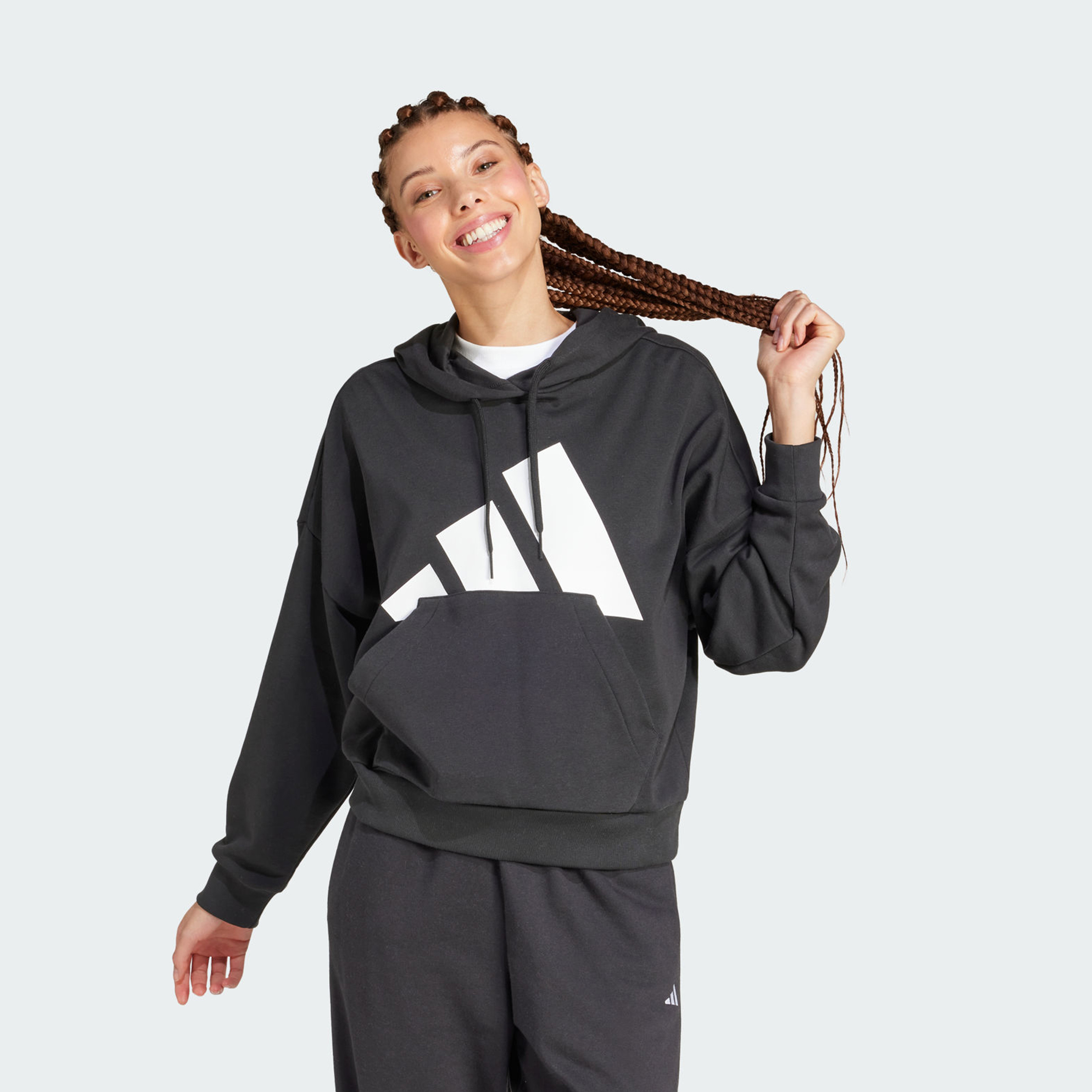 أديداس - هودي فضفاض إسينشالز بشعار كبير من التيري الفرنسي للنساء | OE-sports-women-clothing-hoodiesandsweatshirts-image-1