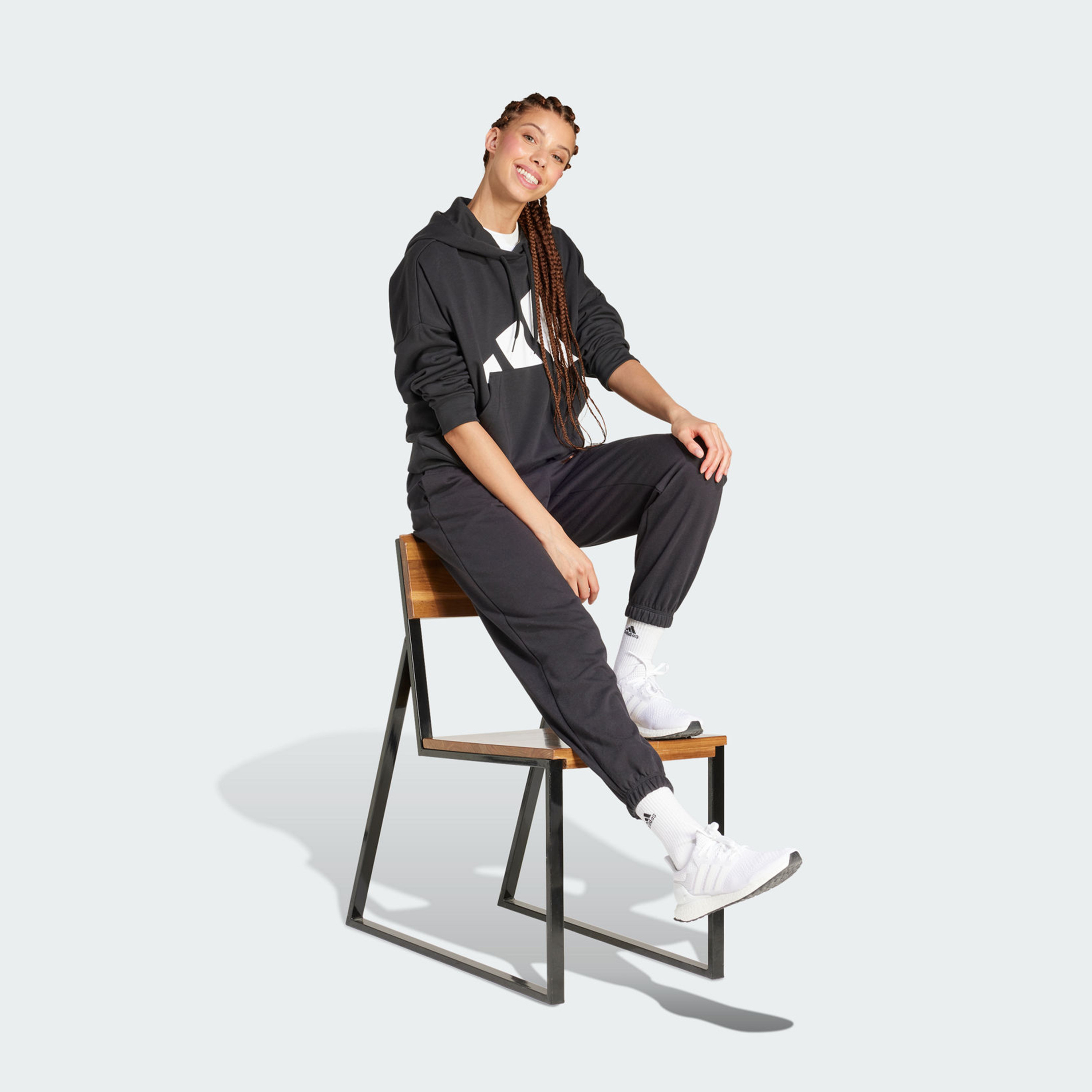 أديداس - هودي فضفاض إسينشالز بشعار كبير من التيري الفرنسي للنساء | OE-sports-women-clothing-hoodiesandsweatshirts-image-2