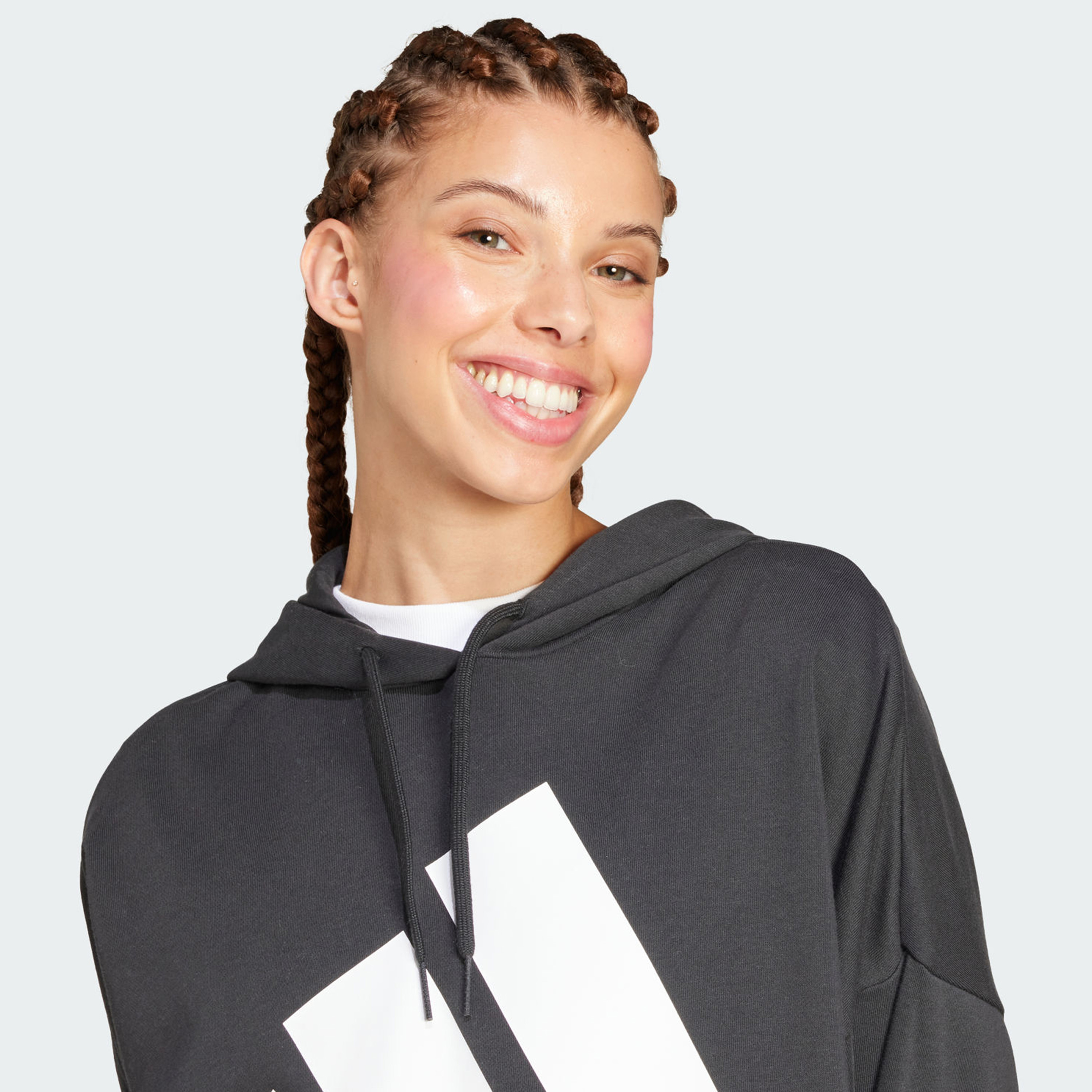 أديداس - هودي فضفاض إسينشالز بشعار كبير من التيري الفرنسي للنساء | OE-sports-women-clothing-hoodiesandsweatshirts-image-4