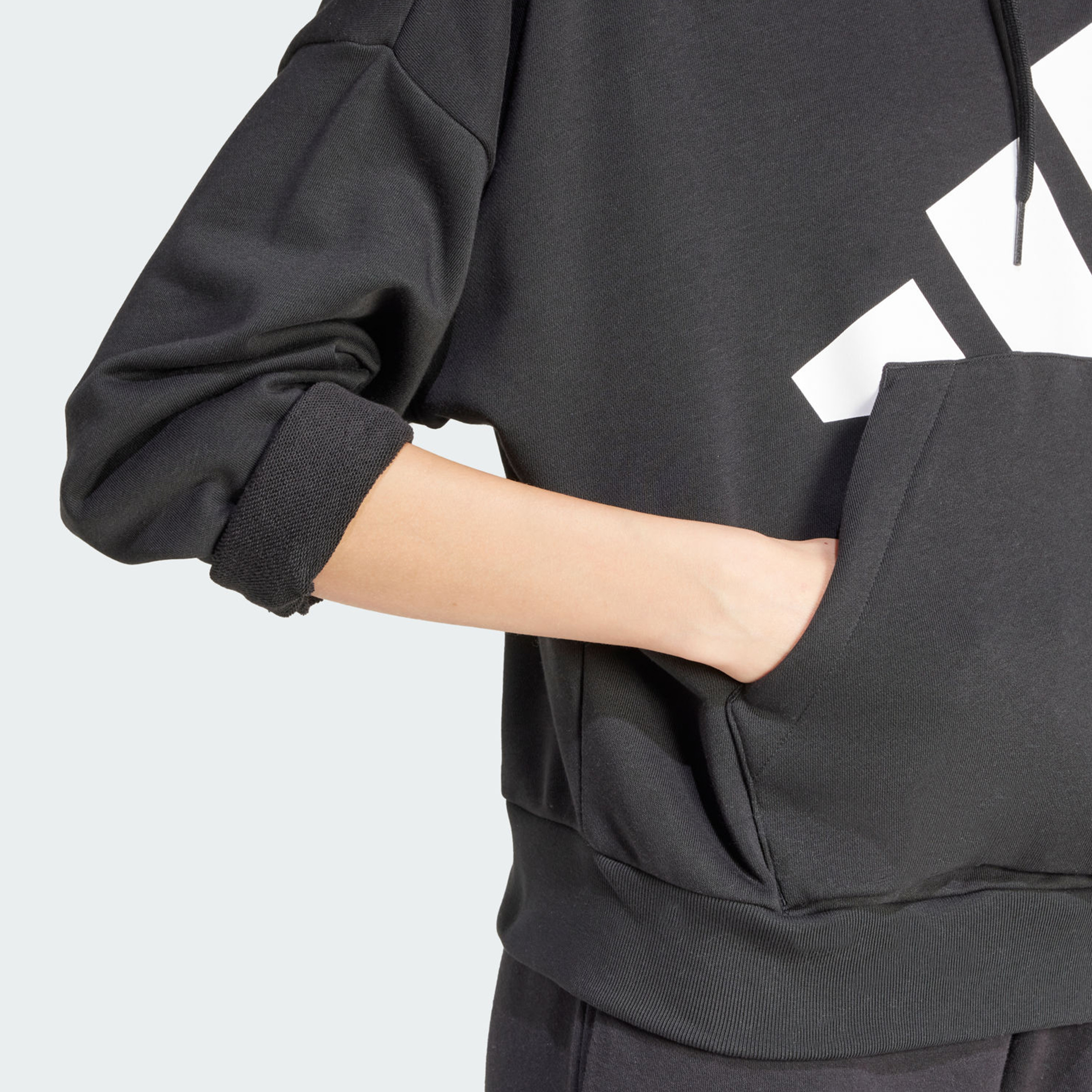 أديداس - هودي فضفاض إسينشالز بشعار كبير من التيري الفرنسي للنساء | OE-sports-women-clothing-hoodiesandsweatshirts-image-5