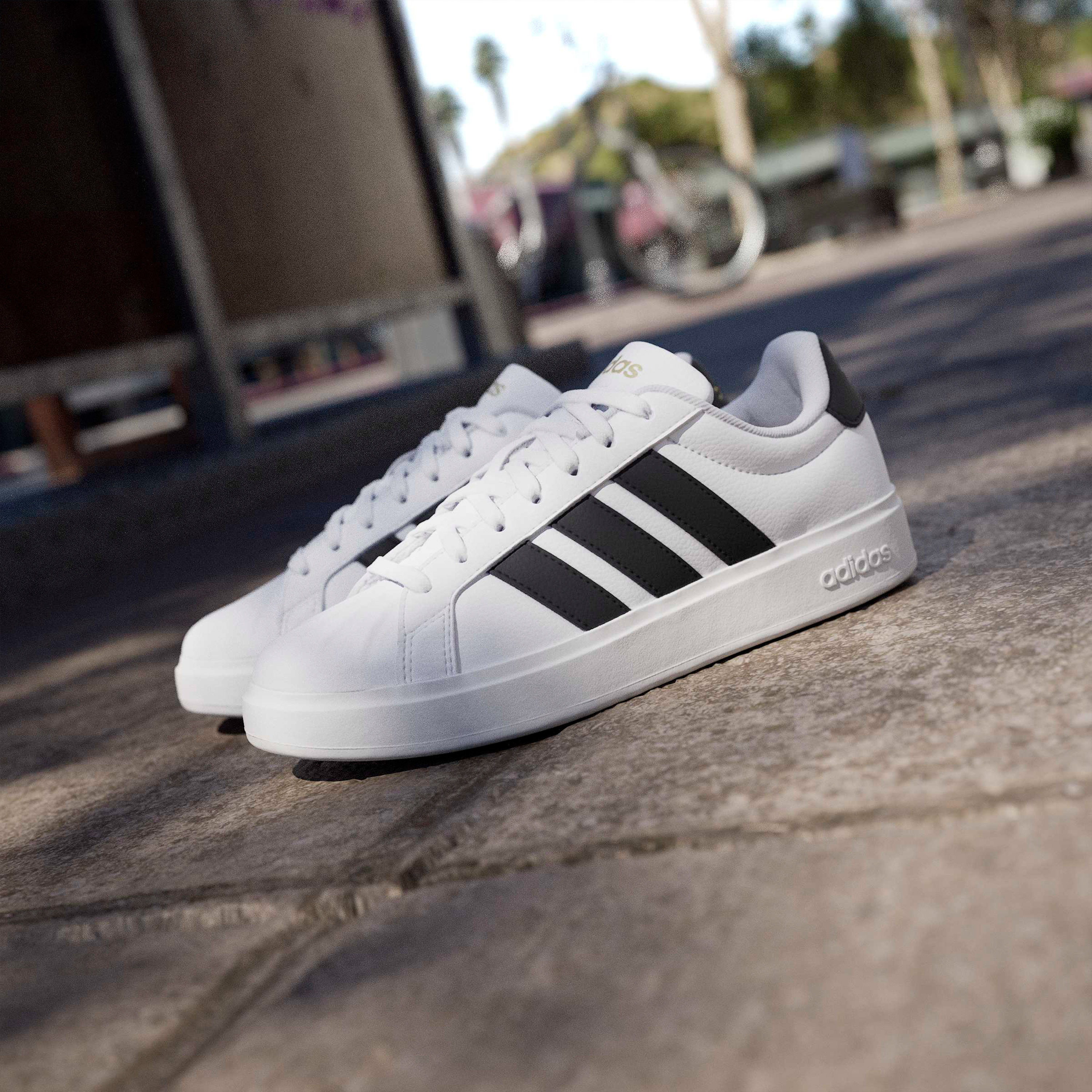 حذاء سنيكرز بطول الكاحل وشريط إغلاق لاصق ستريت توك للنساء من أديداس-women-shoes-sneakers-image-11