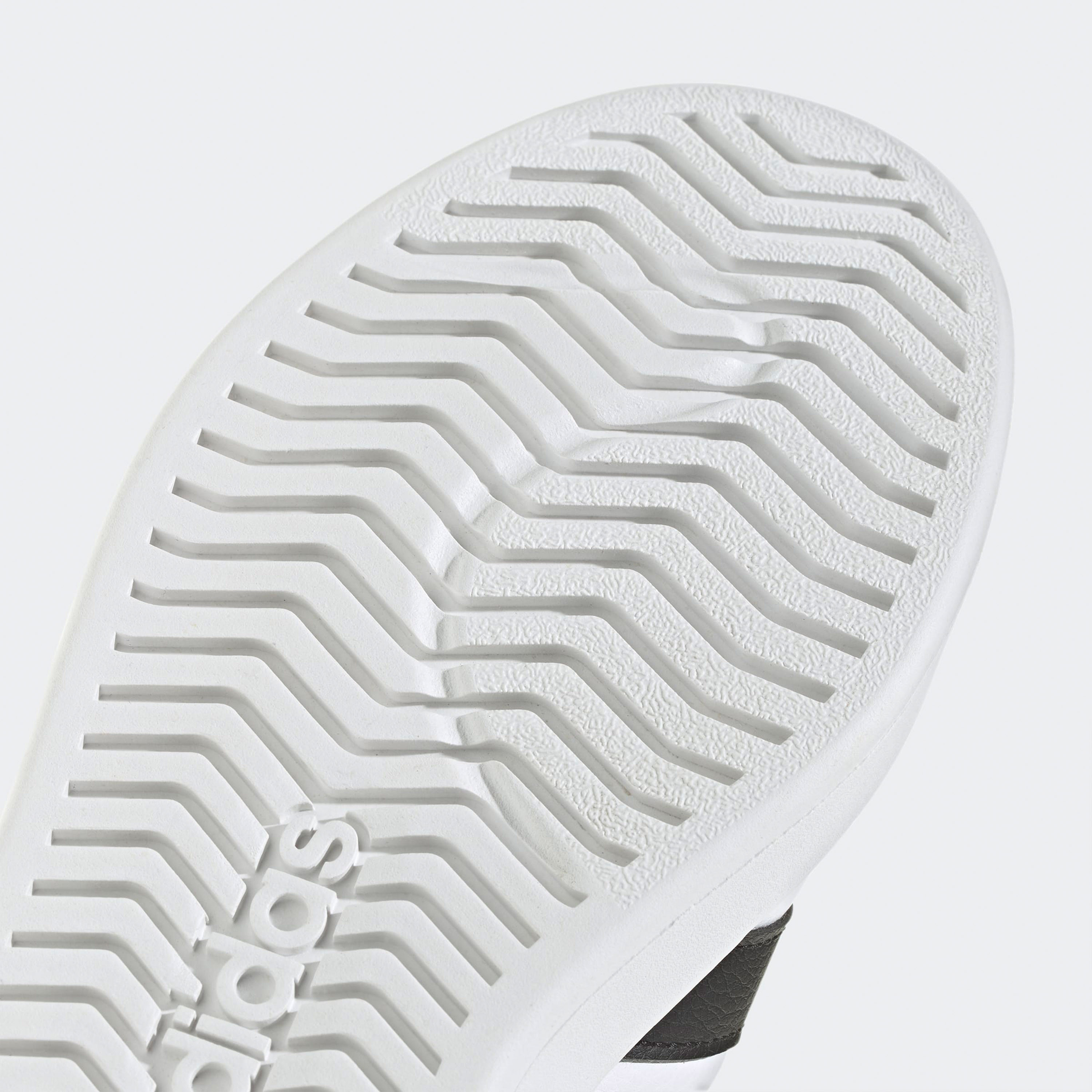 حذاء سنيكرز بطول الكاحل وشريط إغلاق لاصق ستريت توك للنساء من أديداس-women-shoes-sneakers-image-5